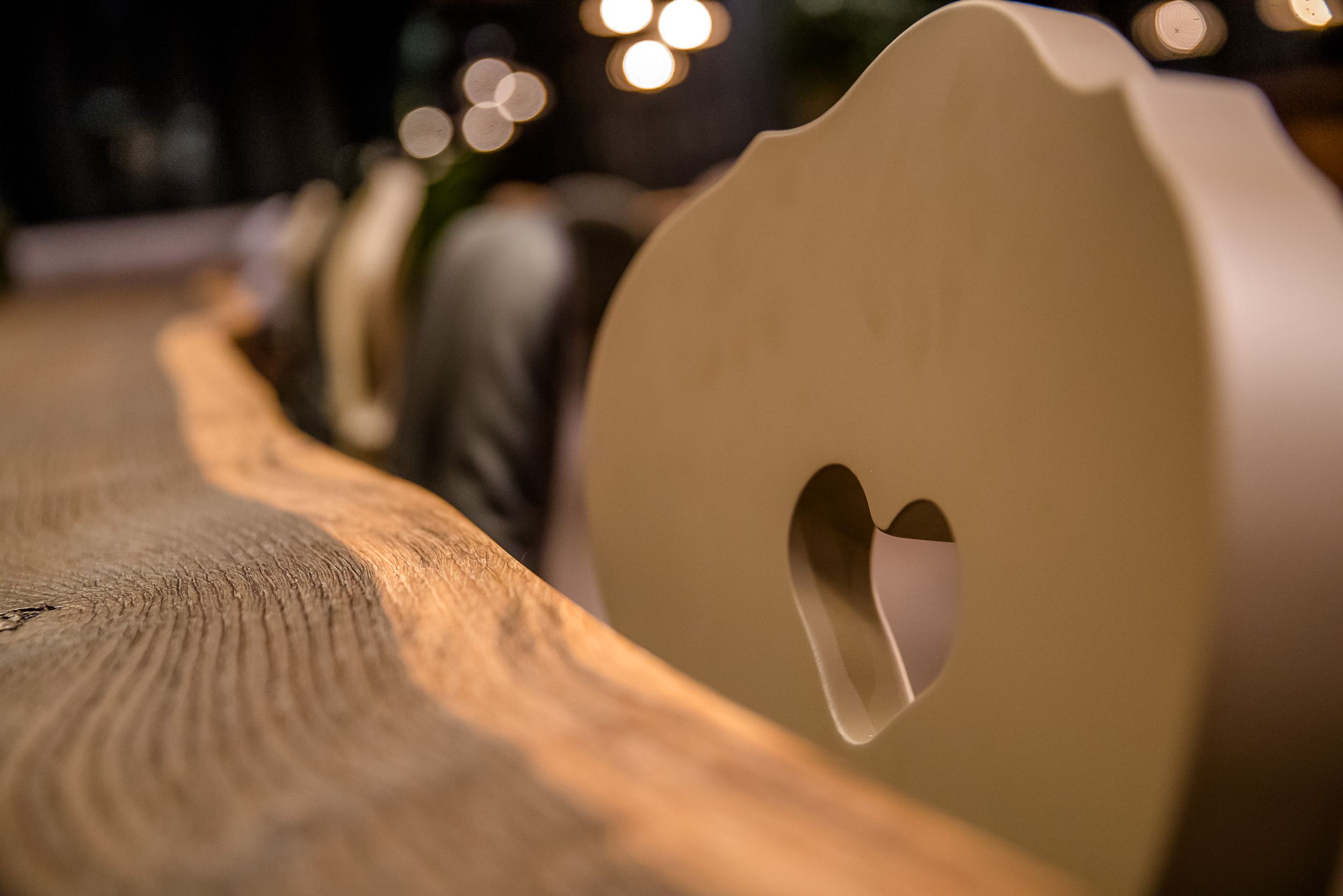 Design Hotel Innsbruck Motel One Nahaufnahme Stuhl mit Herz in der Mitte der Rückenlehne