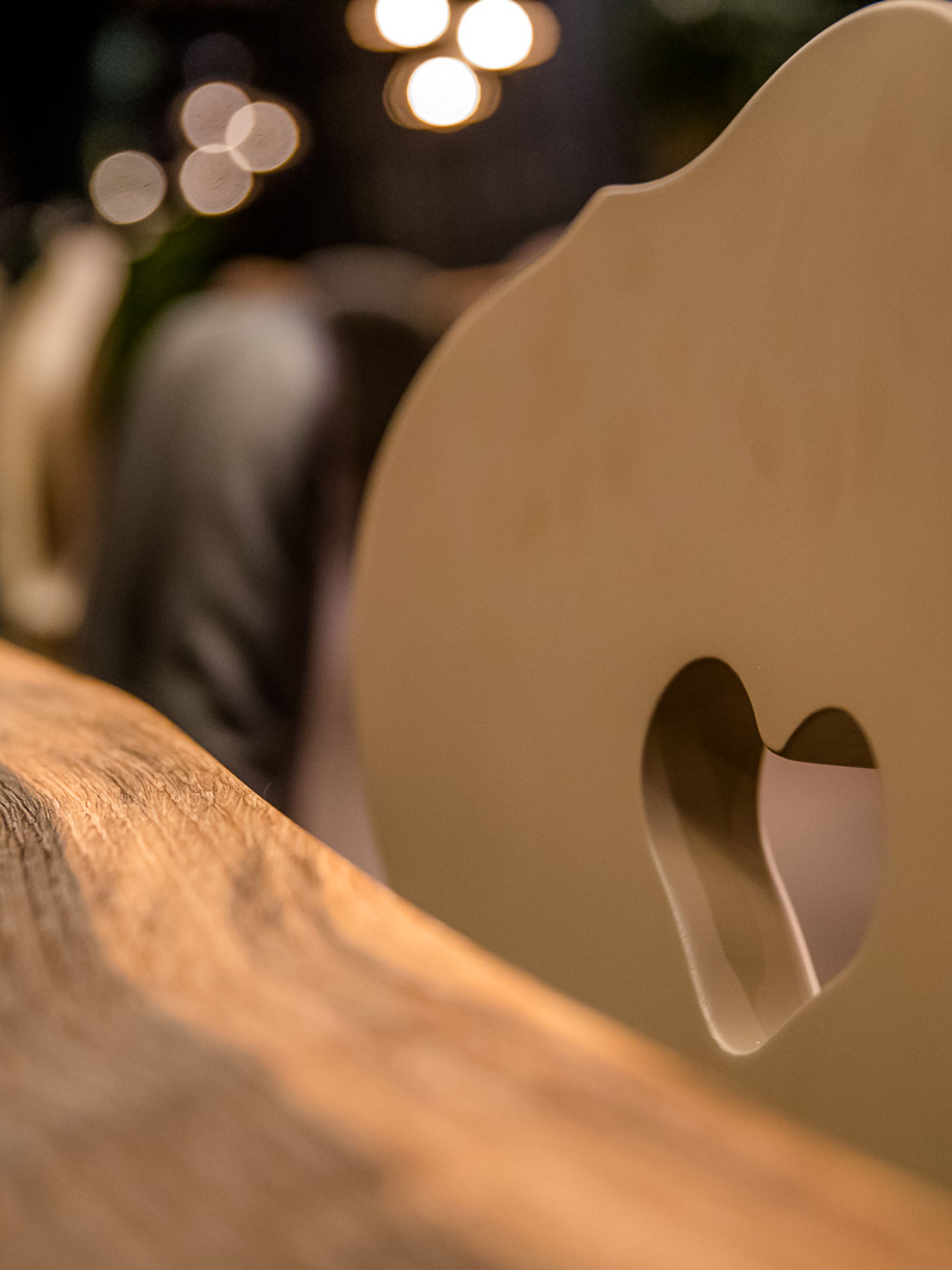 Design Hotel Innsbruck Motel One Nahaufnahme Stuhl mit Herz in der Mitte der Rückenlehne