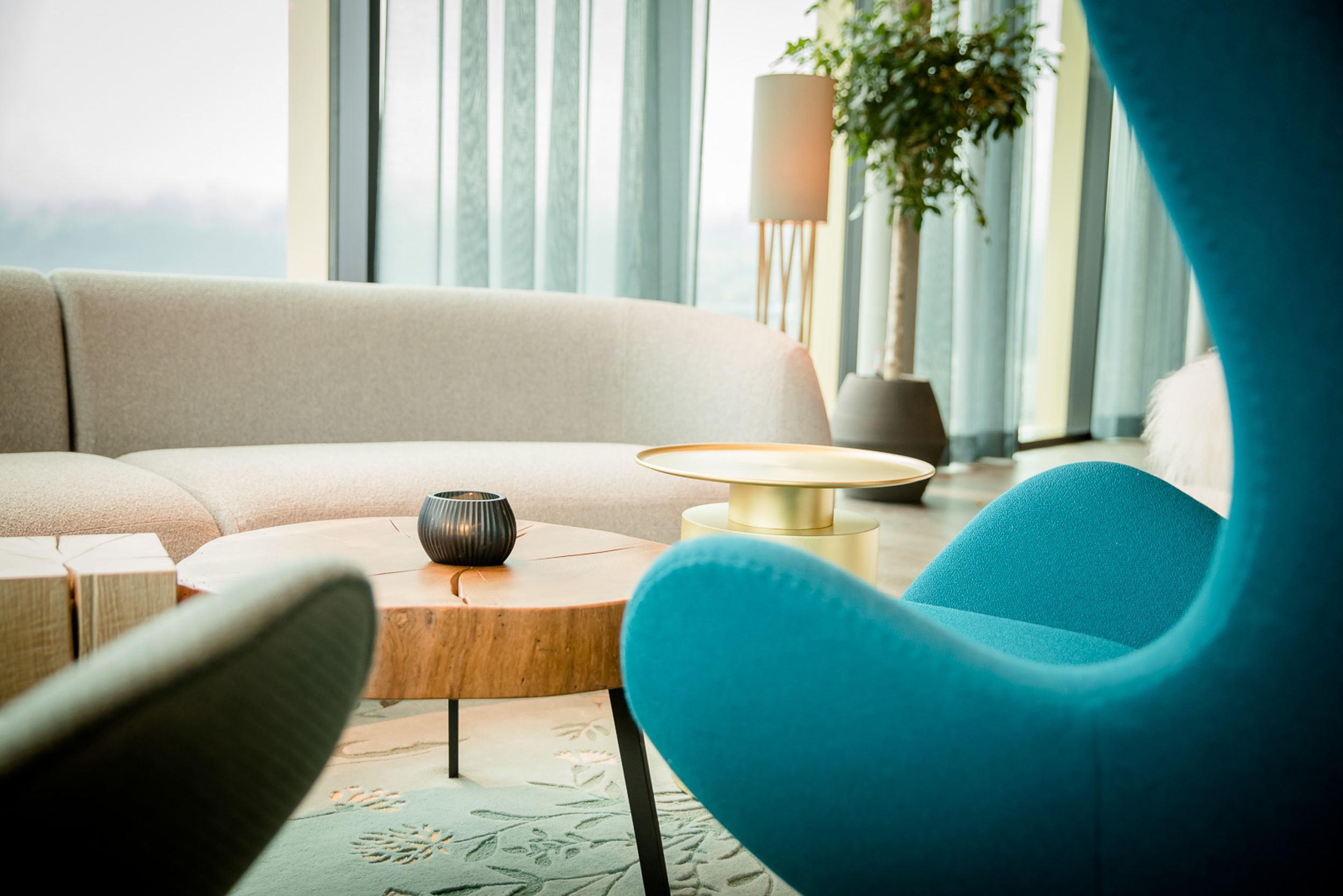 Hotel Innsbruck Motel One Nahaufnahme Egg Chair und gemütliche Couch in der Lounge