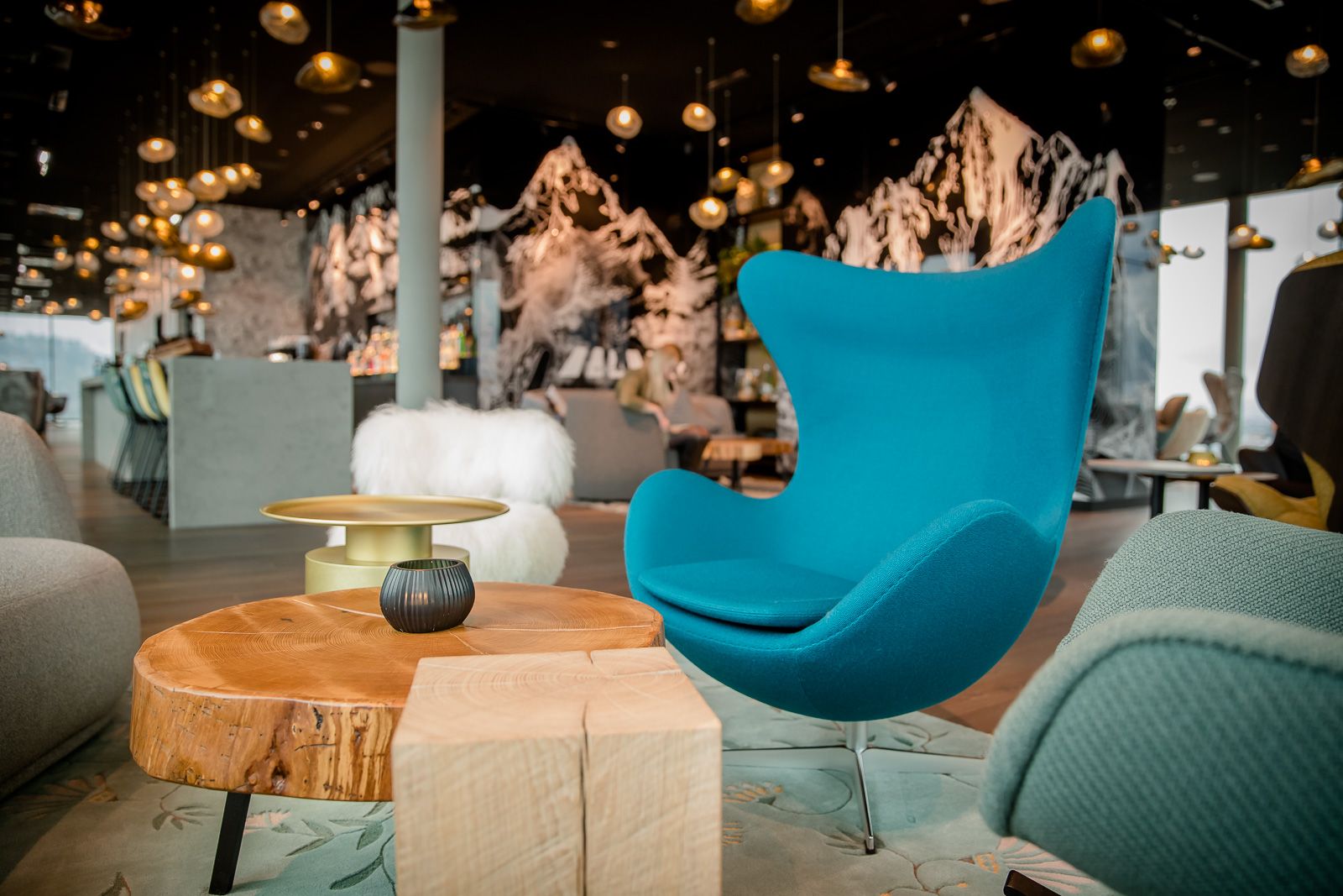 Hotel Innsbruck Motel One Egg chair in Lounge sowie Bar im Hintergrund