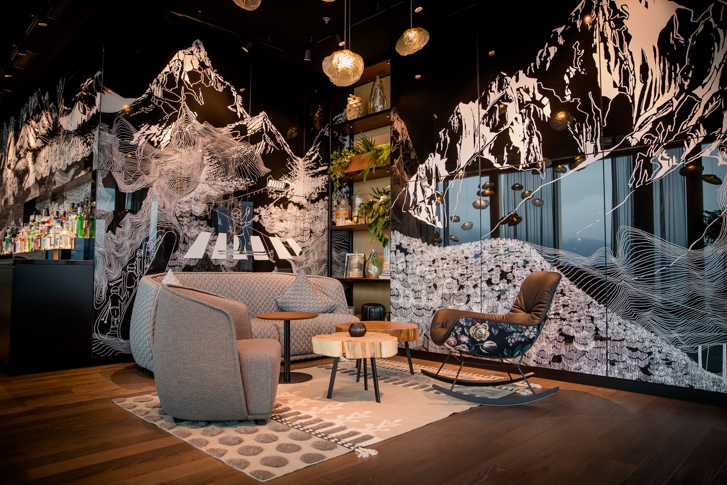 Hotel Innsbruck Motel One Lounge mit Sitzgelegenheiten sowie seitlicher Blick in Richtung Bar