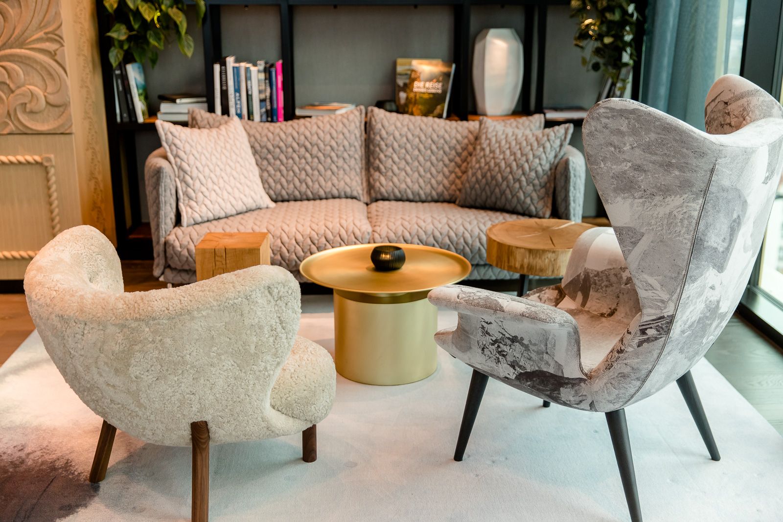 Hotel Innsbruck Motel One zwei Sessel sowie eine gemütliche Couch in der Lounge