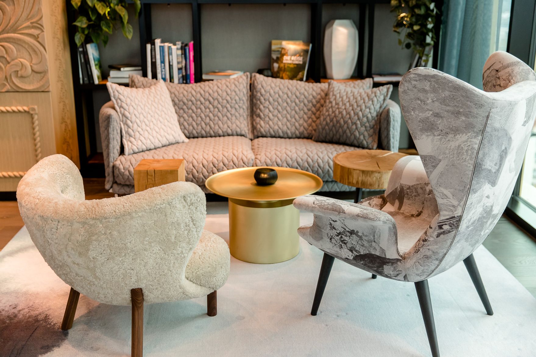 Hotel Innsbruck Motel One zwei Sessel sowie eine gemütliche Couch in der Lounge