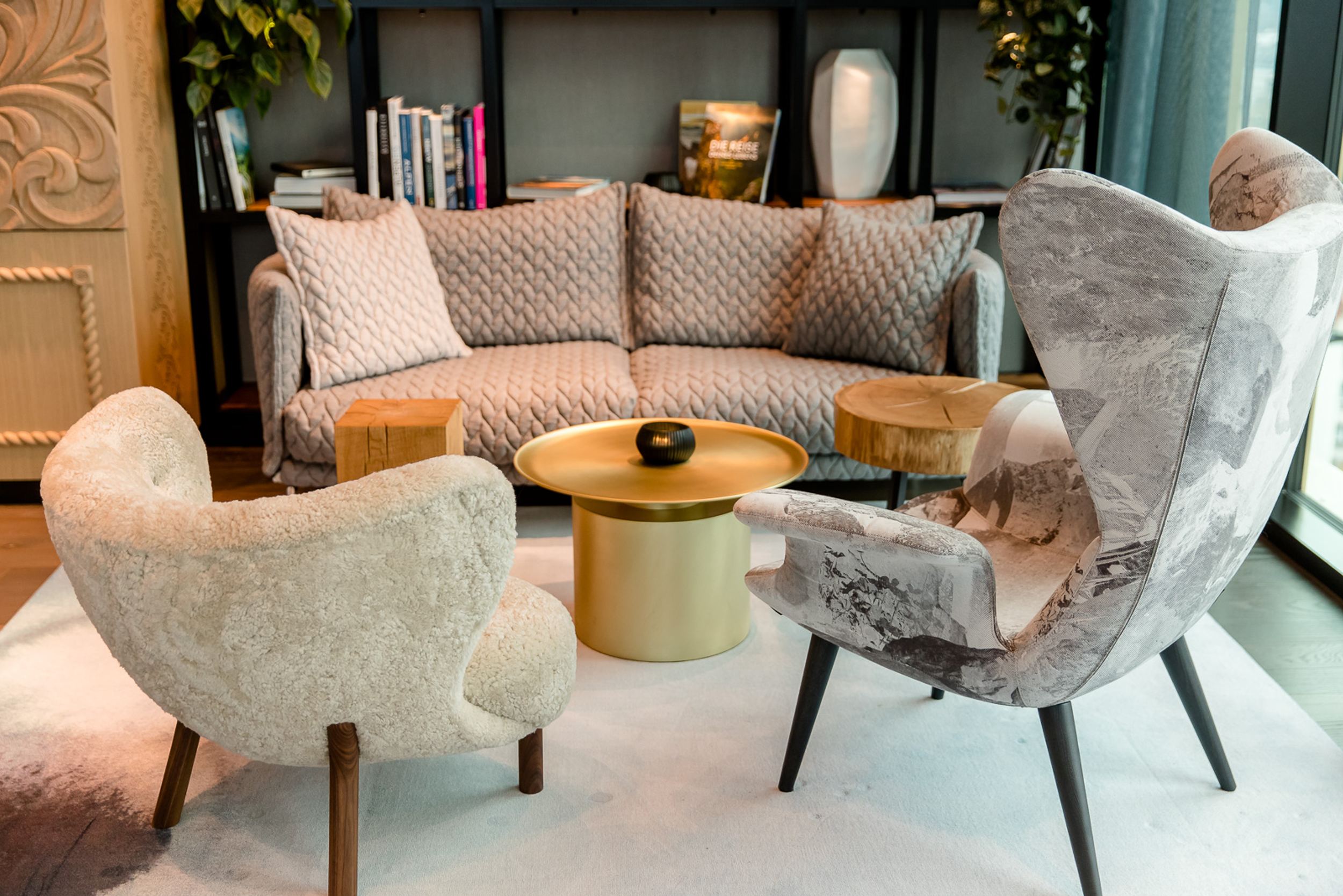 Hotel Innsbruck Motel One zwei Sessel sowie eine gemütliche Couch in der Lounge