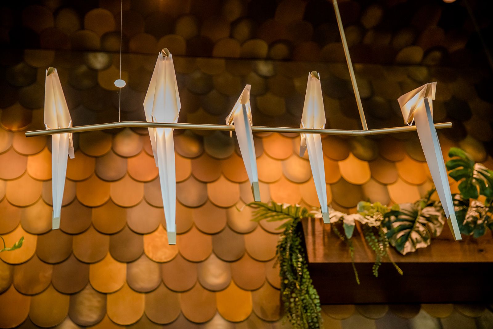 Hotel Innsbruck Motel One Nahaufnahme Lampe mit fünf weißen Vögeln aus Papier auf einer Stange