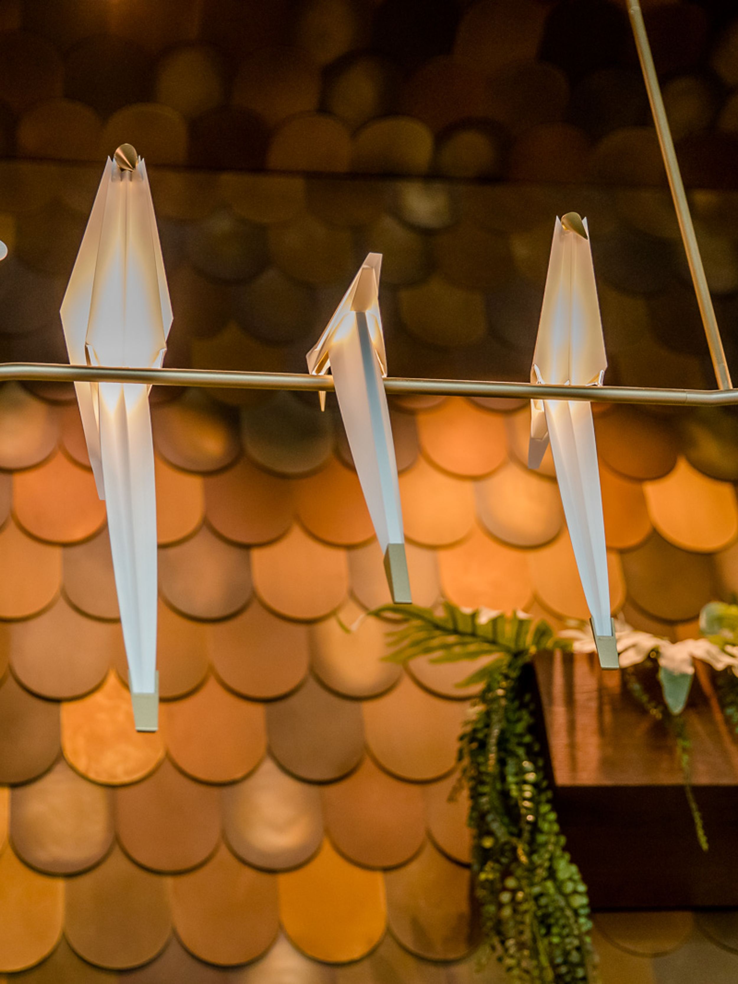 Hotel Innsbruck Motel One Nahaufnahme Lampe mit fünf weißen Vögeln aus Papier auf einer Stange