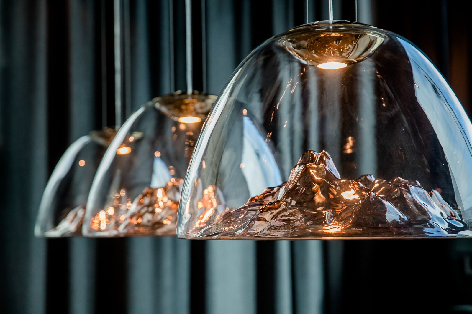 Hotel Innsbruck Motel One Nahaufnahme durchsichtige Lampen mit Bergen