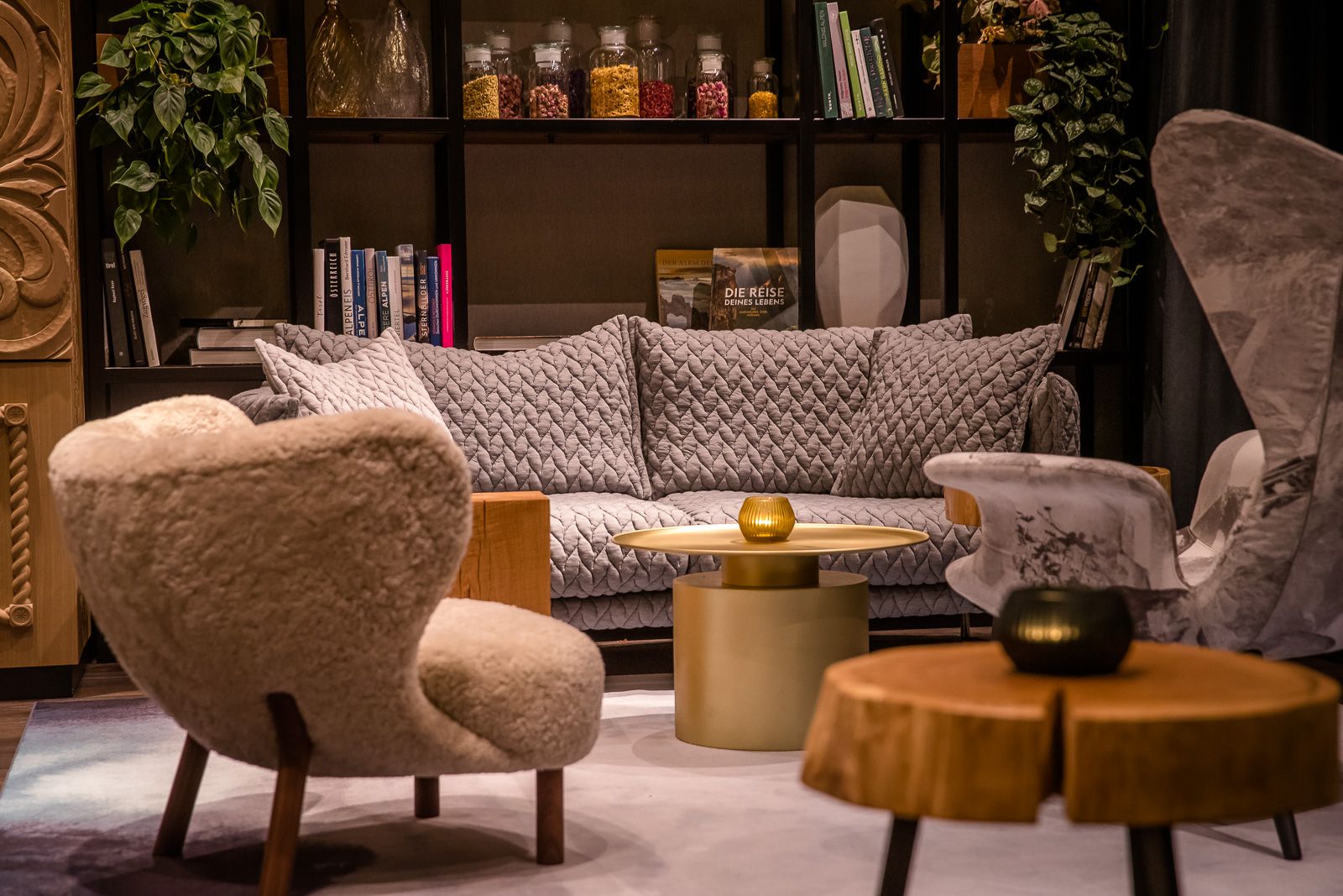 Hotel Innsbruck Motel One Sessel und Beistelltische in der Lounge