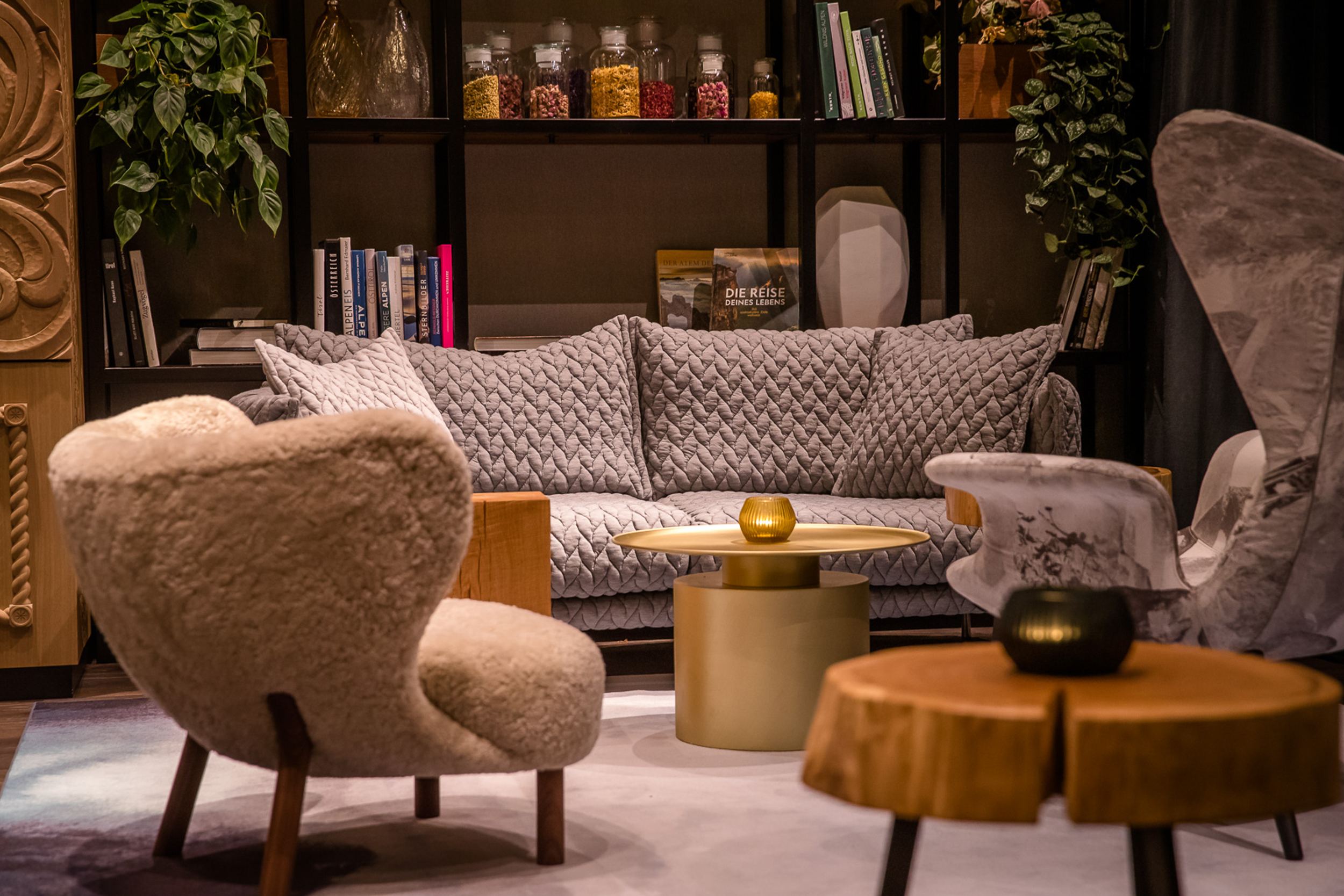 Hotel Innsbruck Motel One Sessel und Beistelltische in der Lounge