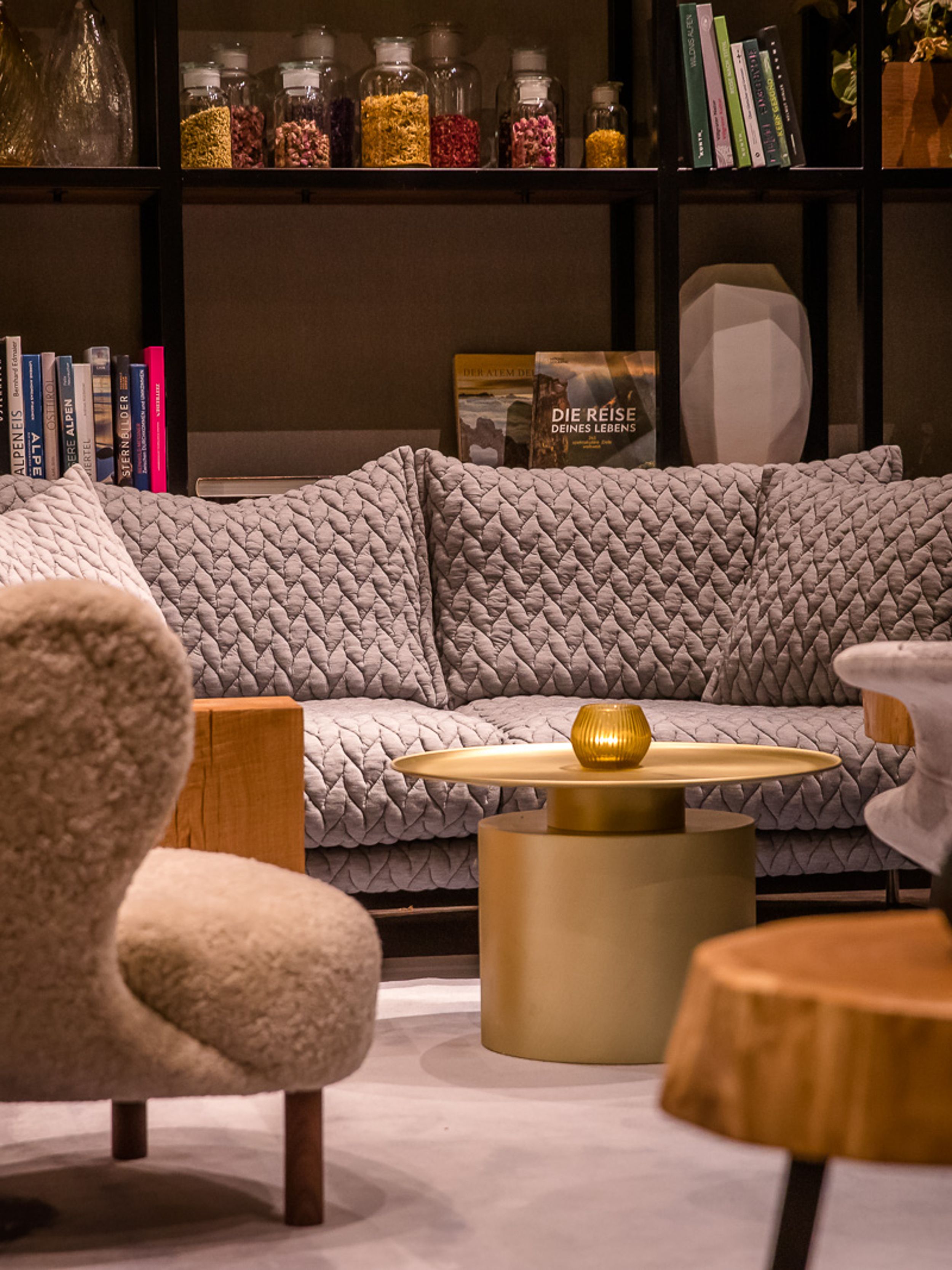 Hotel Innsbruck Motel One Sessel und Beistelltische in der Lounge