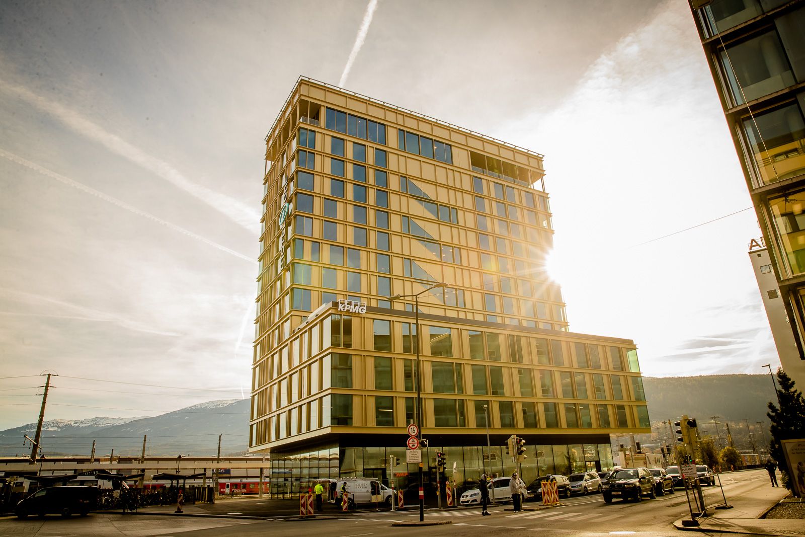 Designhotel Innsbruck Motel One Gebäude mit Sonneneinstrahlung