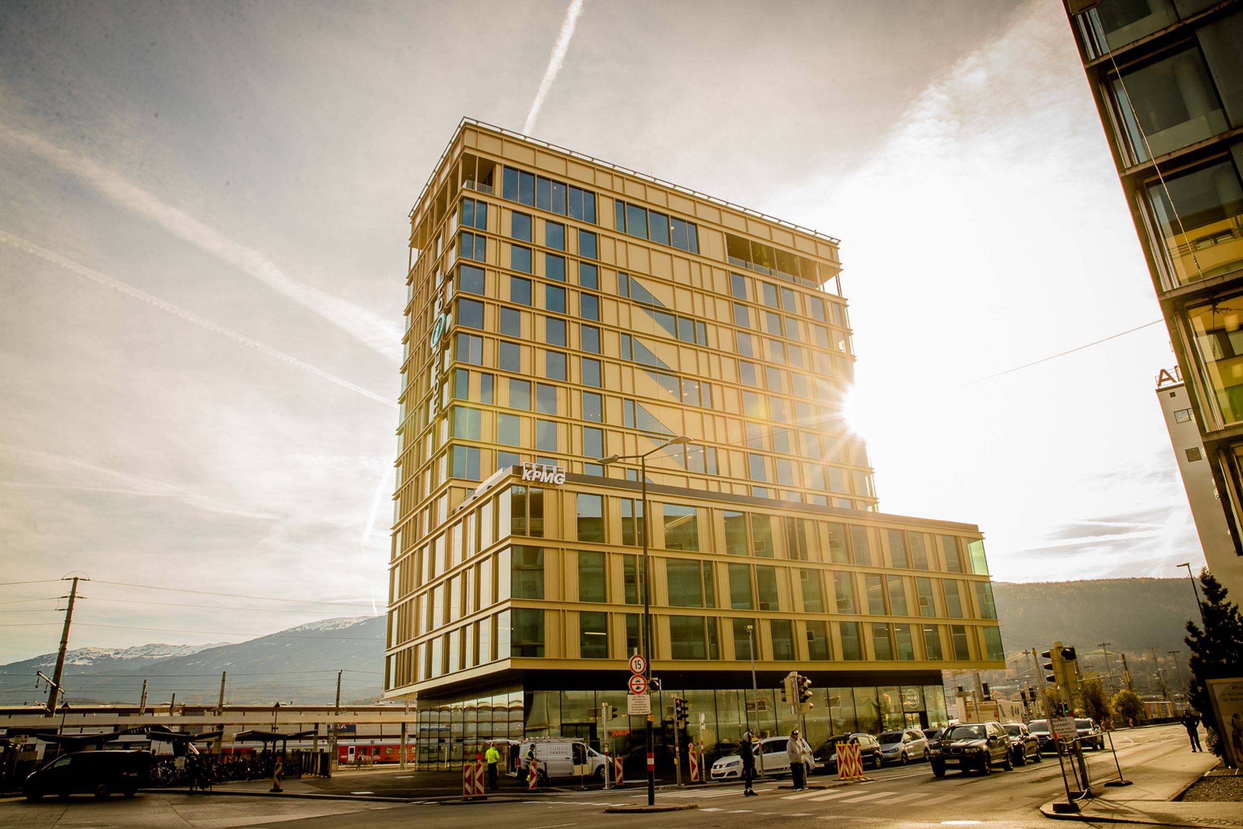 Designhotel Innsbruck Motel One Gebäude mit Sonneneinstrahlung