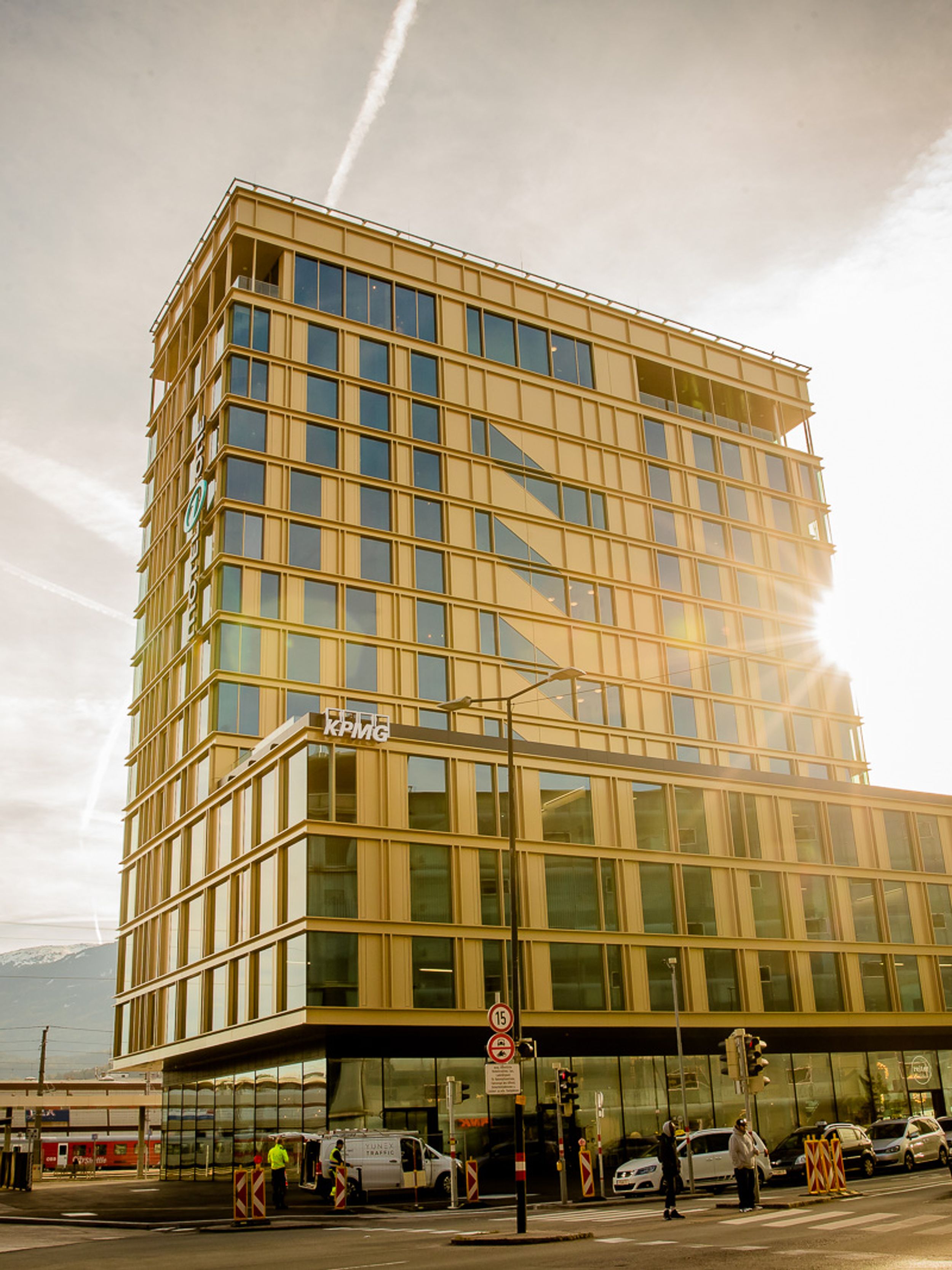 Designhotel Innsbruck Motel One Gebäude mit Sonneneinstrahlung