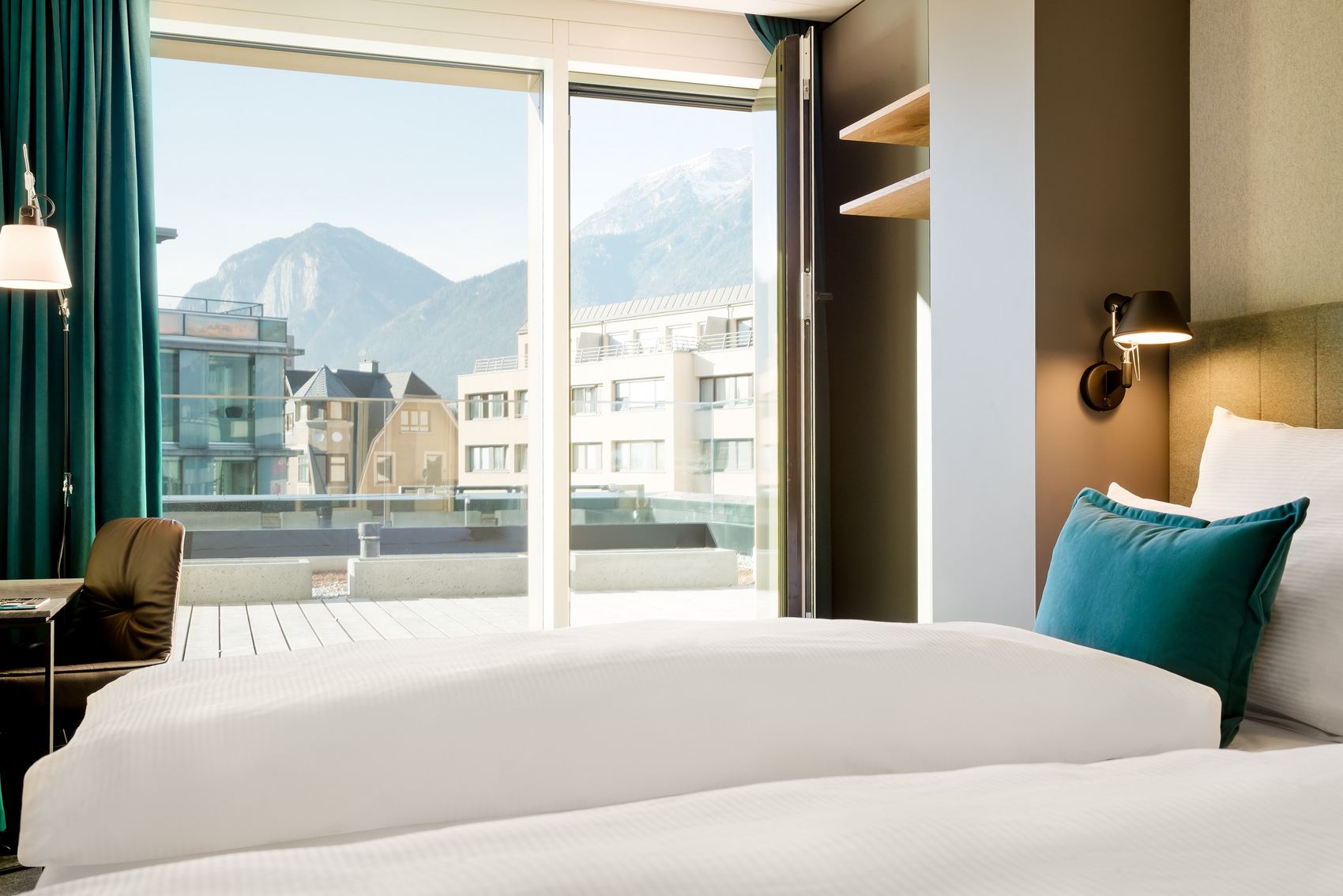 Hotel Innsbruck Motel One seitlicher Blick über Doppelbett auf Bergpanorama