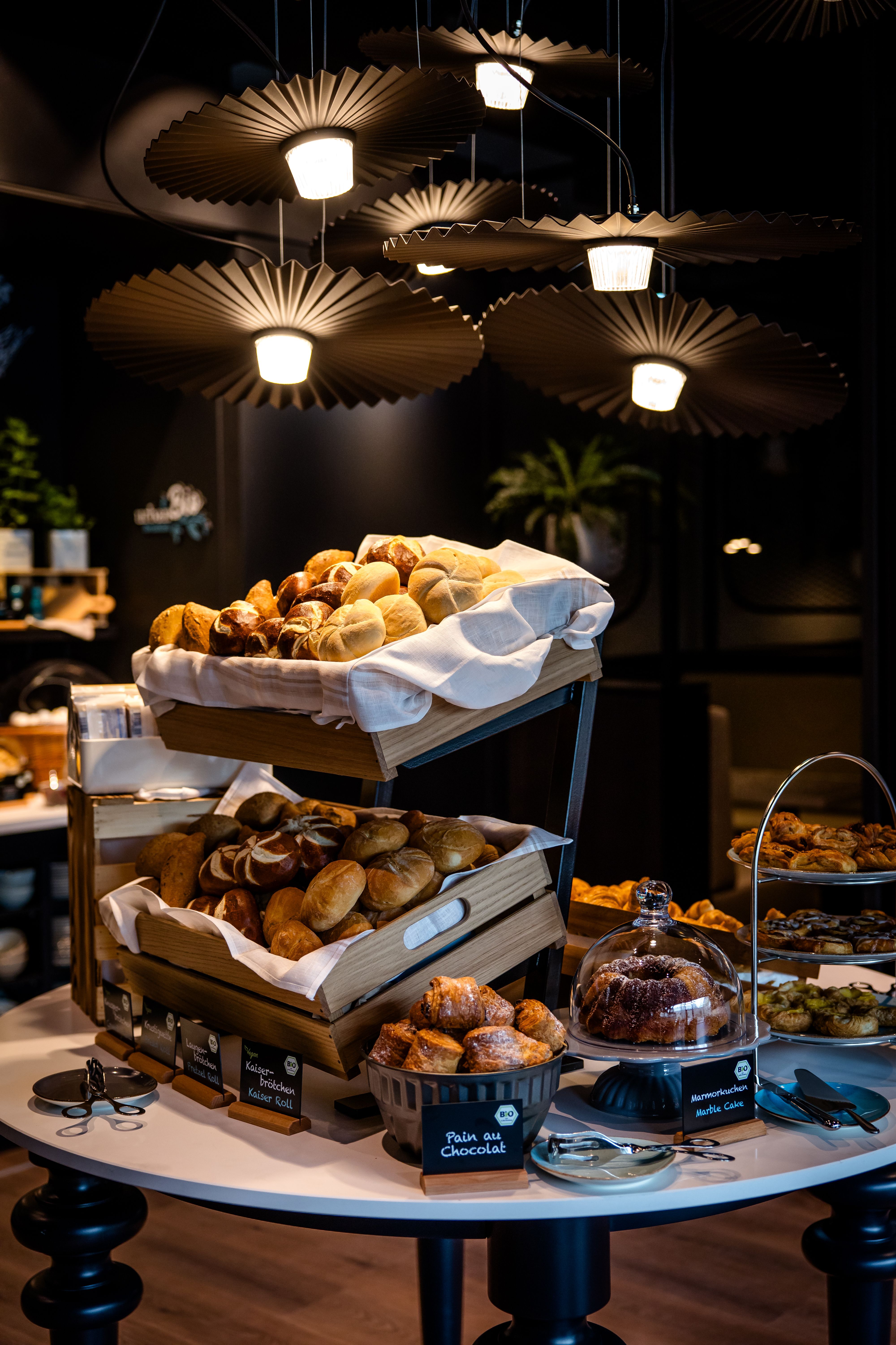 Hotel Karlsruhe Motel One Frühstück Buffet mit Blick auf Backwaren