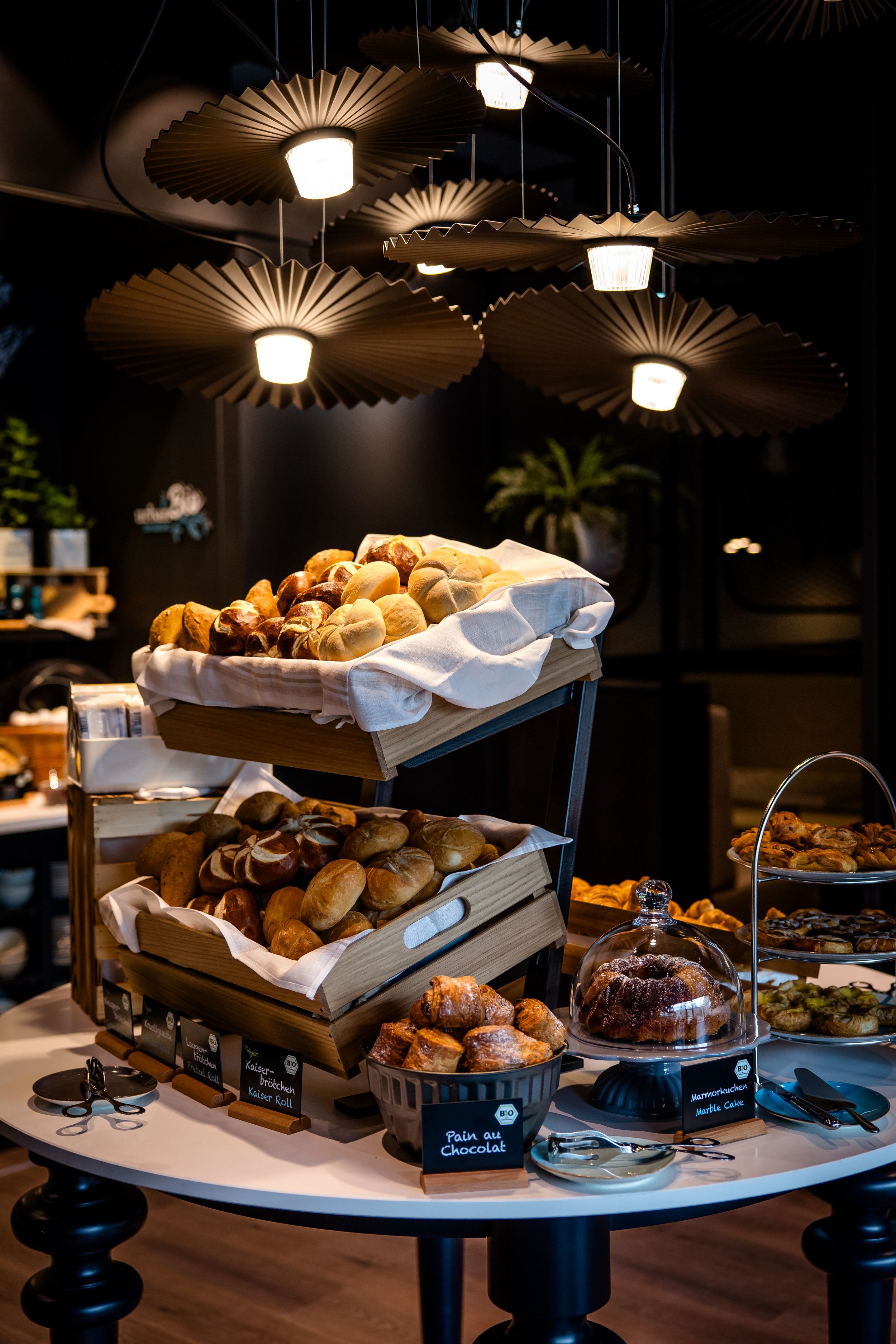 Hotel Karlsruhe Motel One Frühstück Buffet mit Blick auf Backwaren