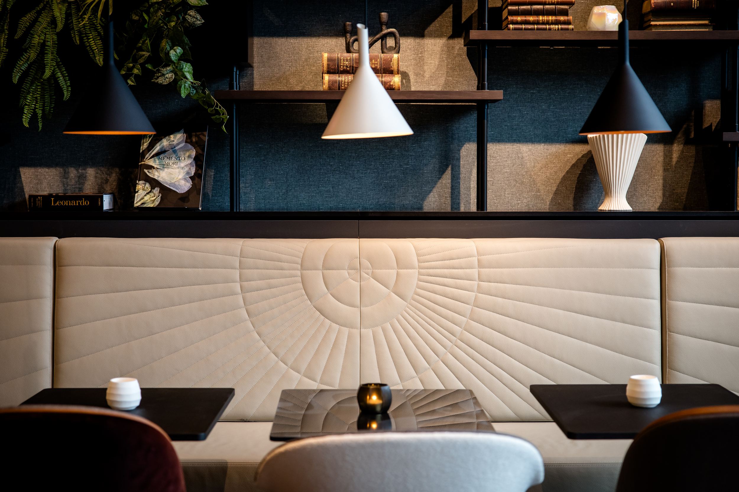 Hotel Karlsruhe Motel One Frühstücksbereich mit Tischen und Stühlen