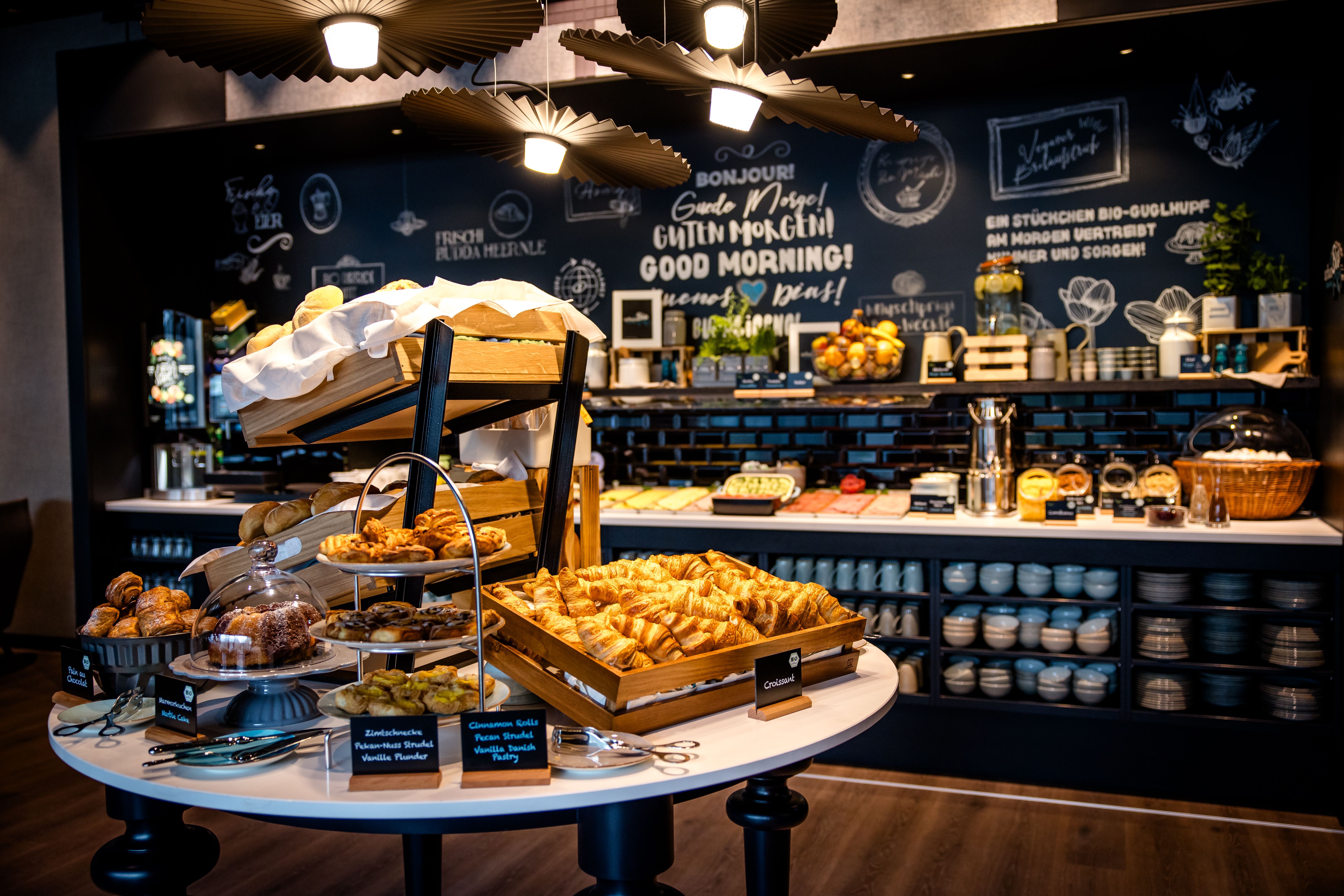 Hotel Karlsruhe Motel One Frühstücksbuffet mit reichhaltigem Angebot