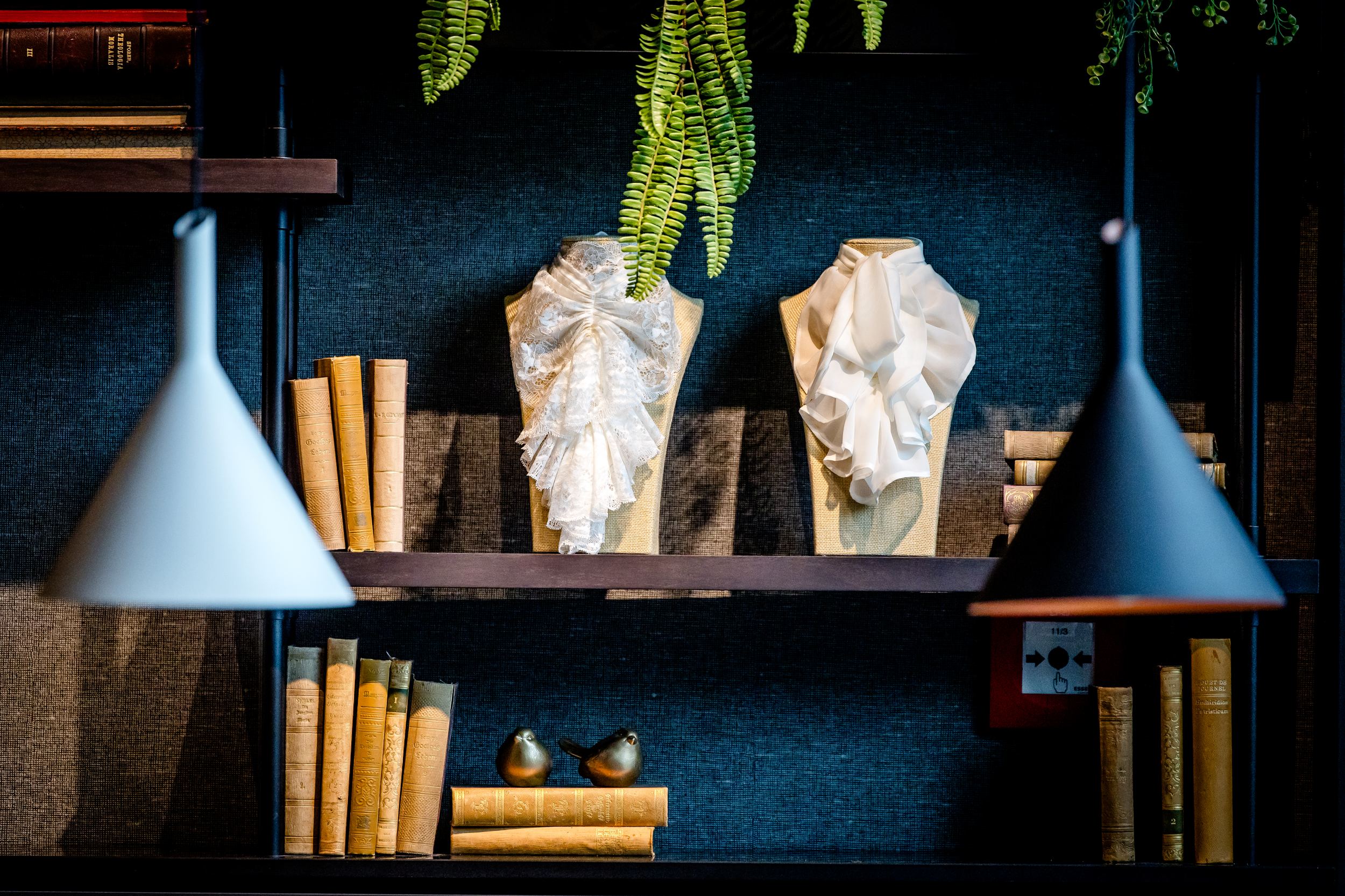 Hotel Karlsruhe Motel One Blick in Regal mit Dekoration, die zum Thema "Recht" passt