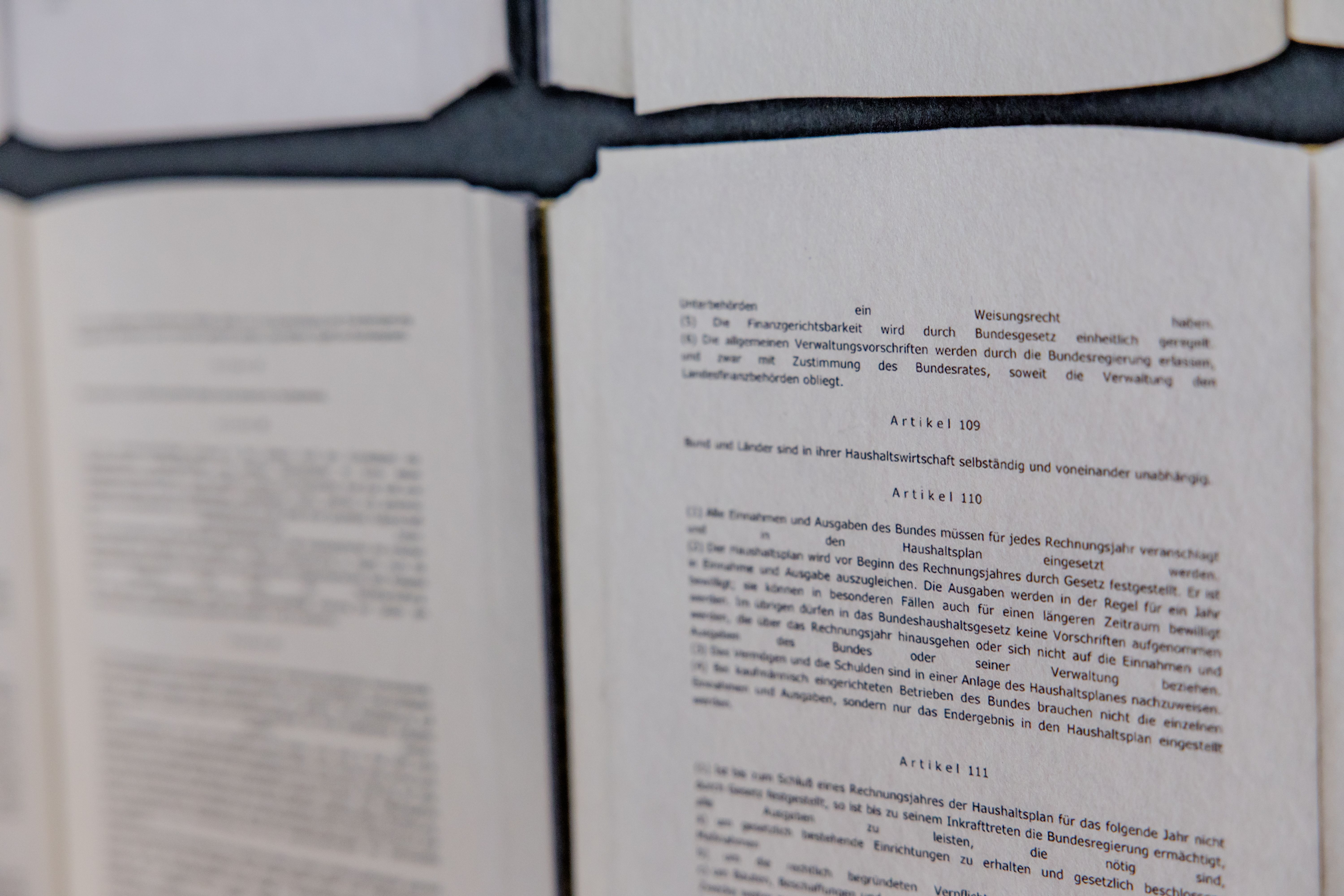 Hotel Karlsruhe Motel One Nahaufnahme Gesetzestexte