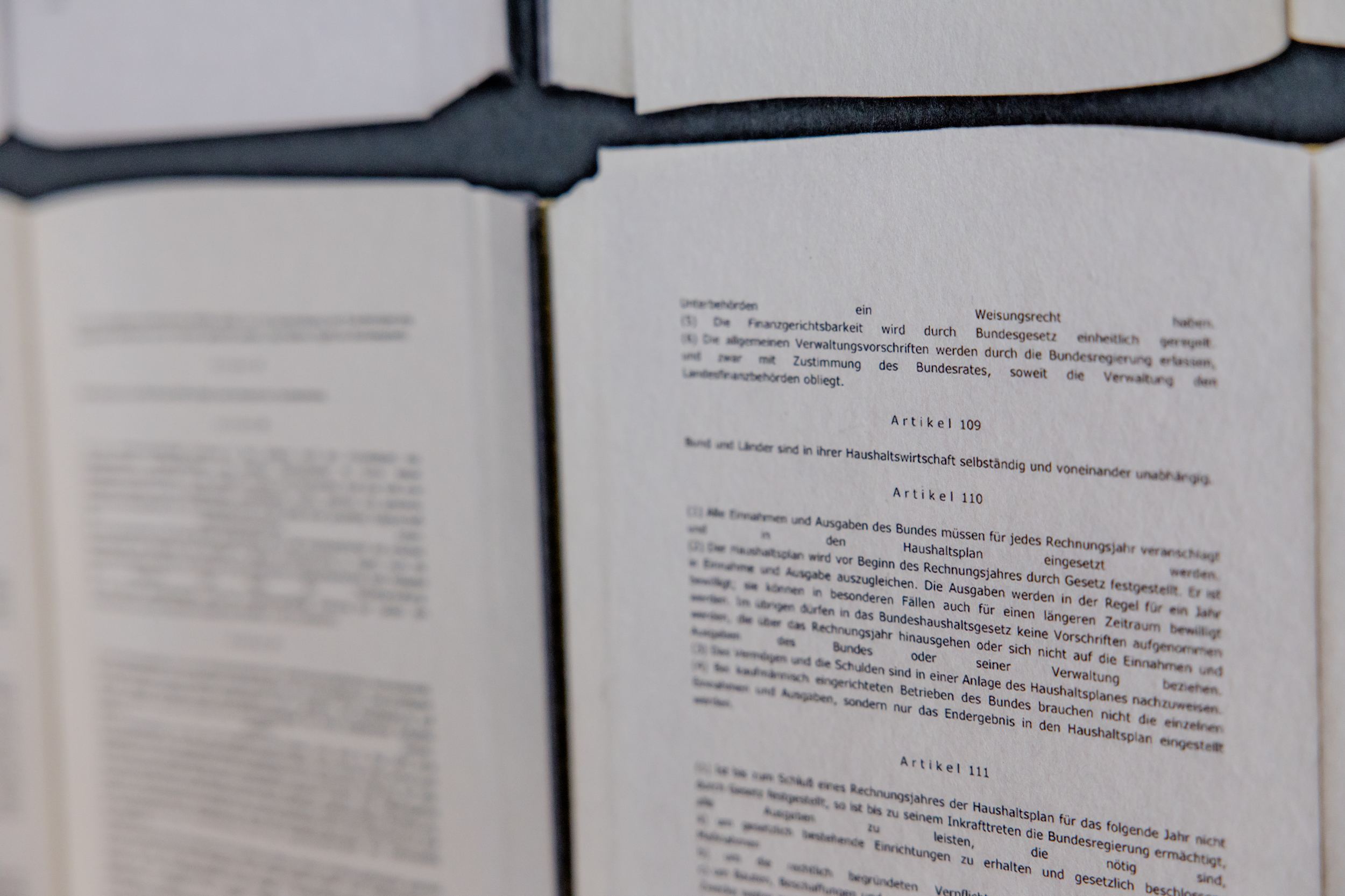 Hotel Karlsruhe Motel One Nahaufnahme Gesetzestexte