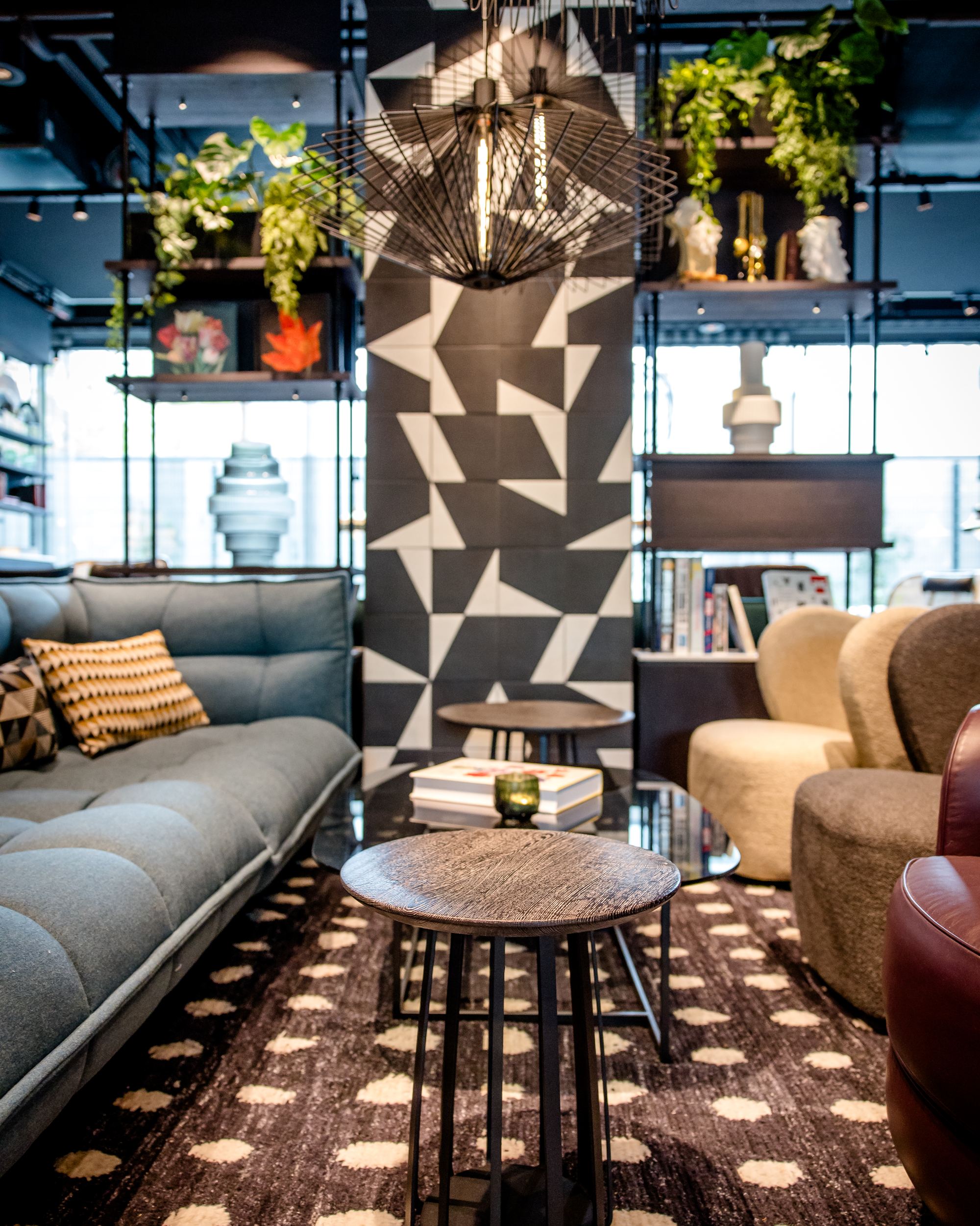 Hotel Karlsruhe Motel One Lounge mit Sesseln und Couch