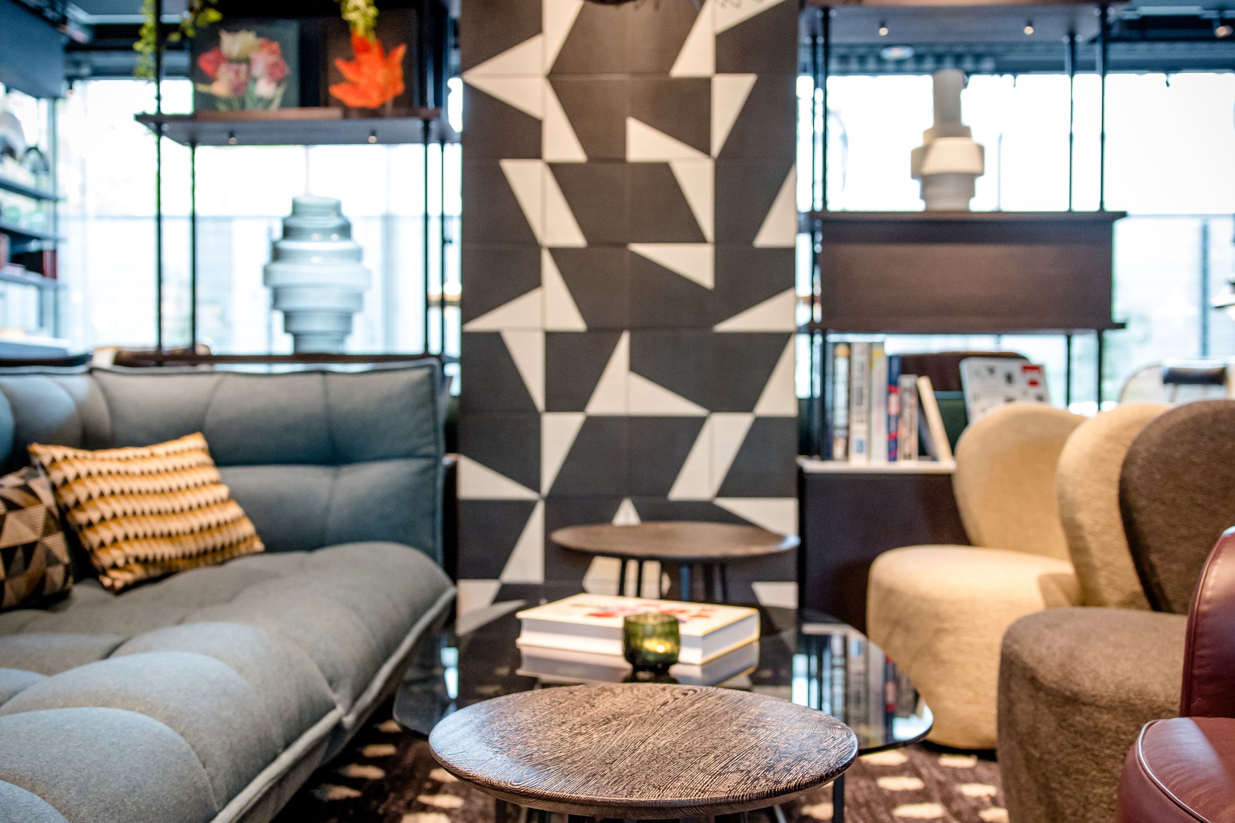 Hotel Karlsruhe Motel One helle Lounge mit Sesseln und langer Couch