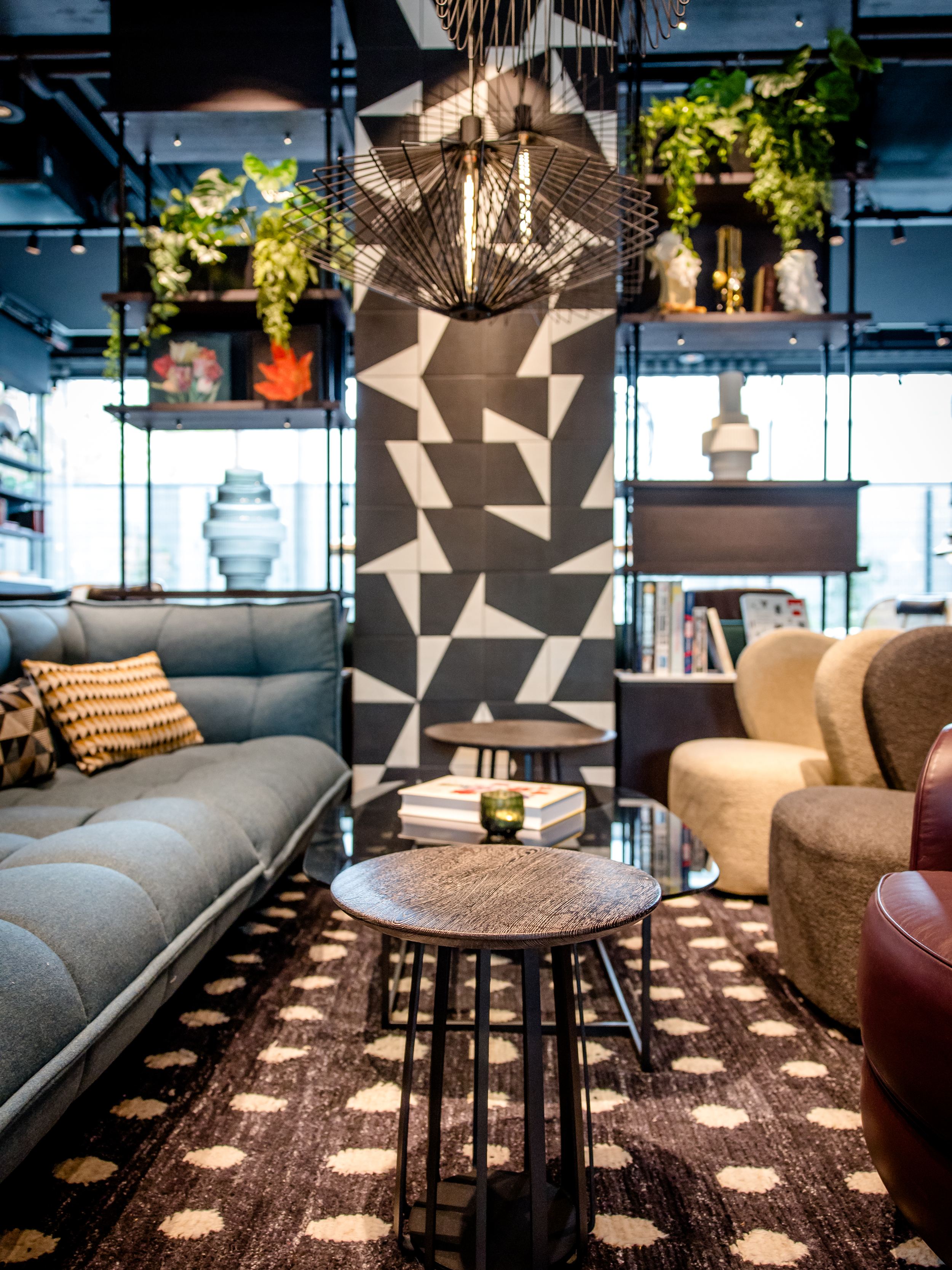 Hotel Karlsruhe Motel One helle Lounge mit Sesseln und langer Couch
