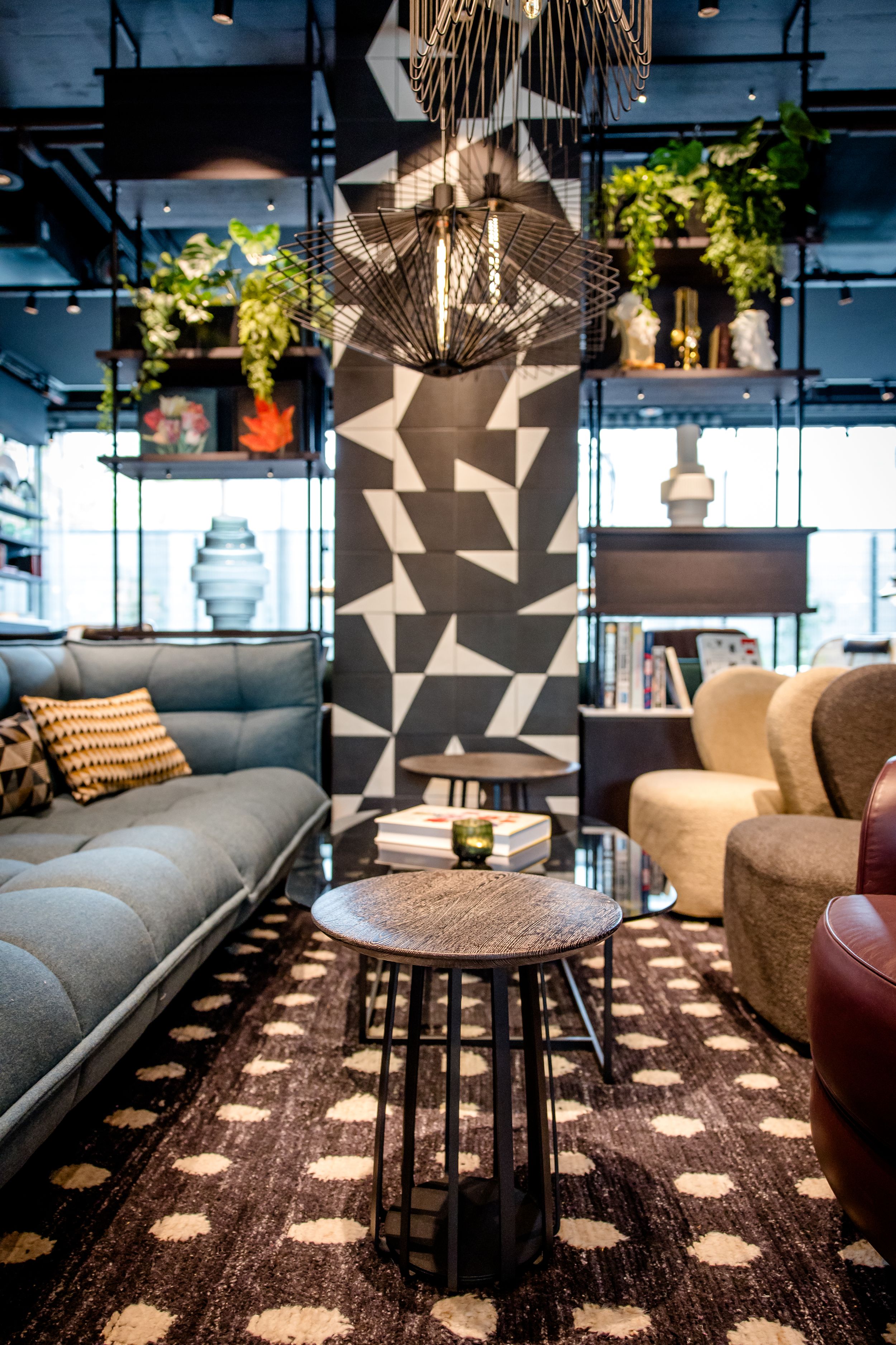 Hotel Karlsruhe Motel One helle Lounge mit Sesseln und langer Couch