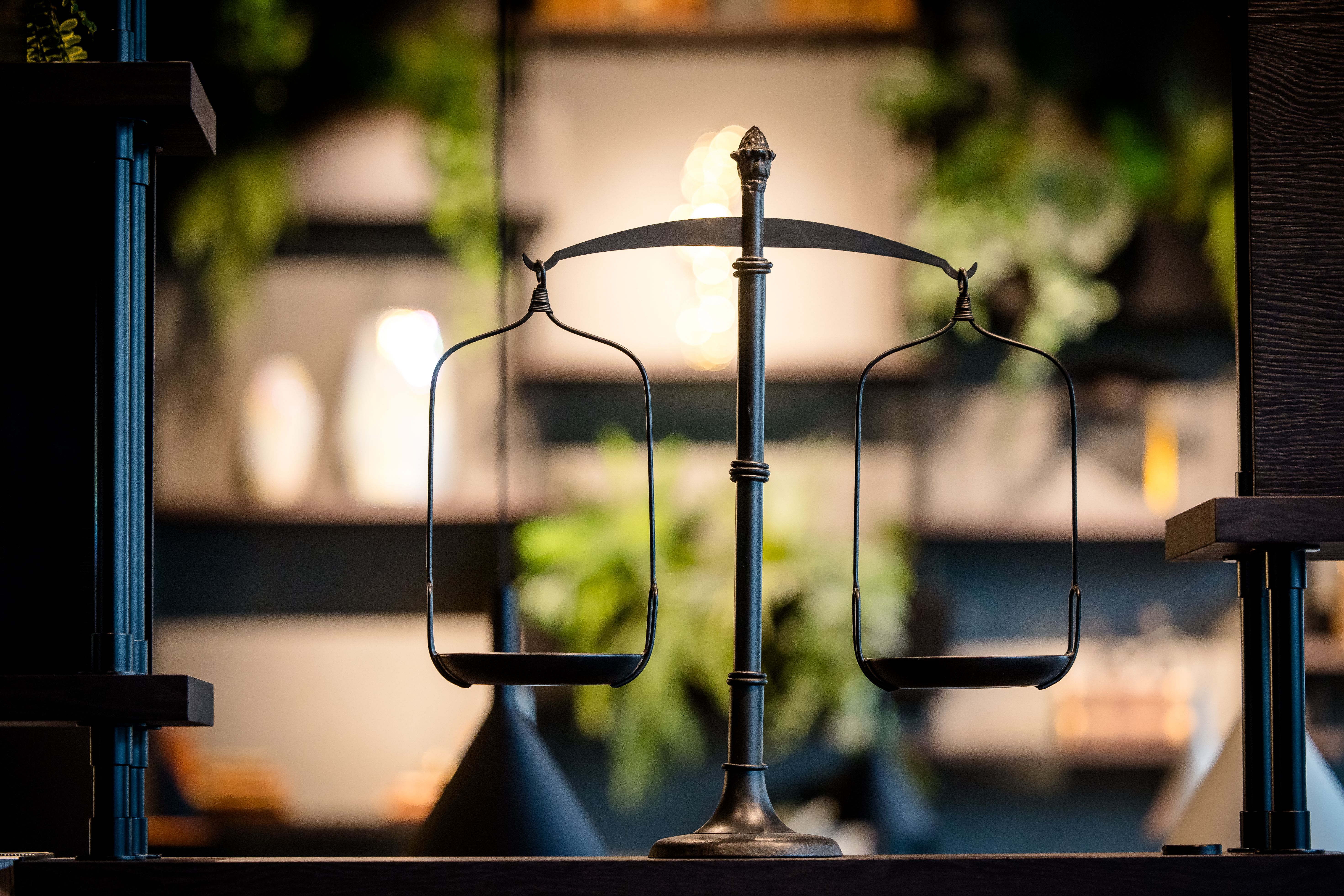 Hotel Karlsruhe Motel One Nahaufnahme Waage der Gerechtigkeit