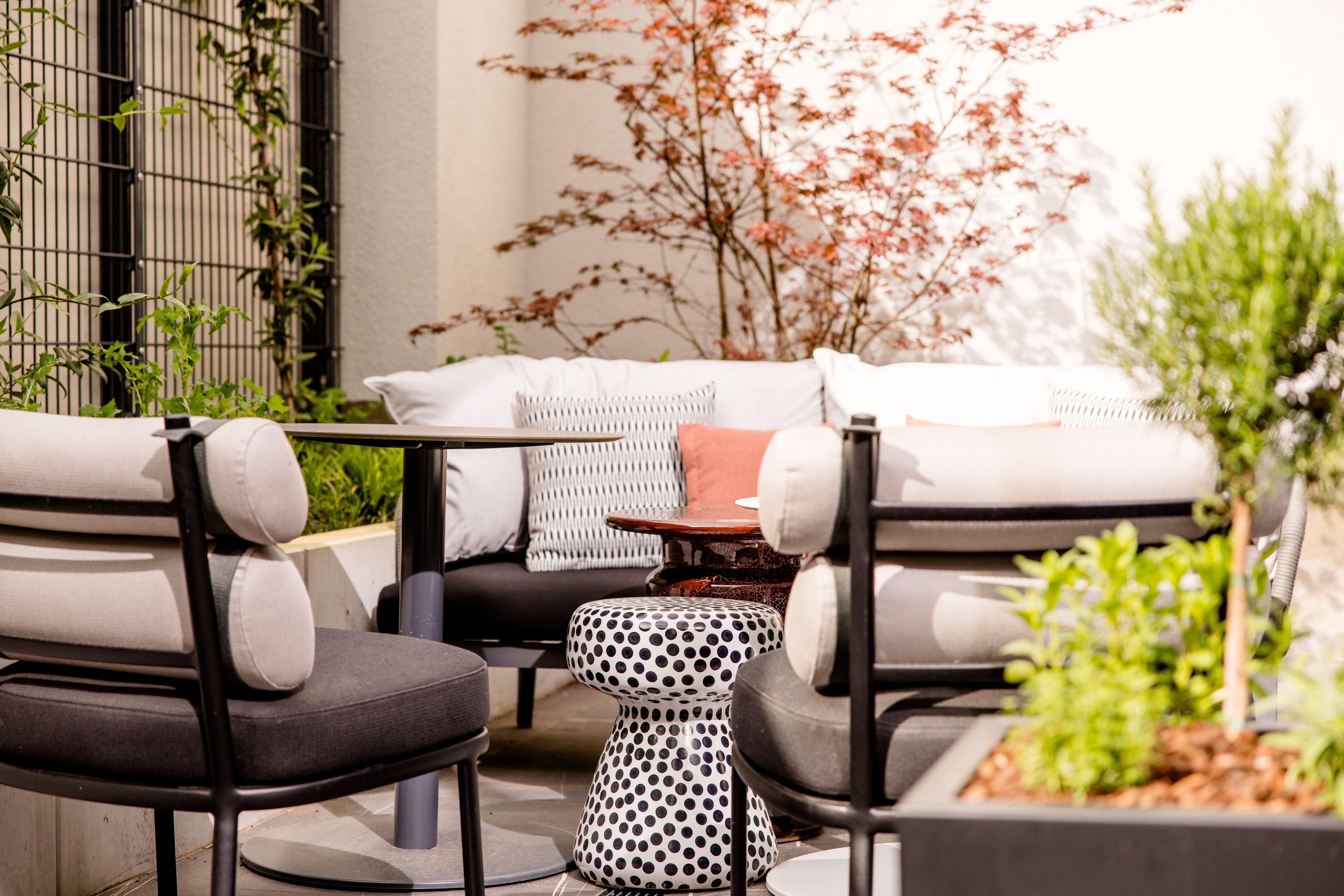 Hotel Karlsruhe Motel One Terrasse mit Loungemöbeln