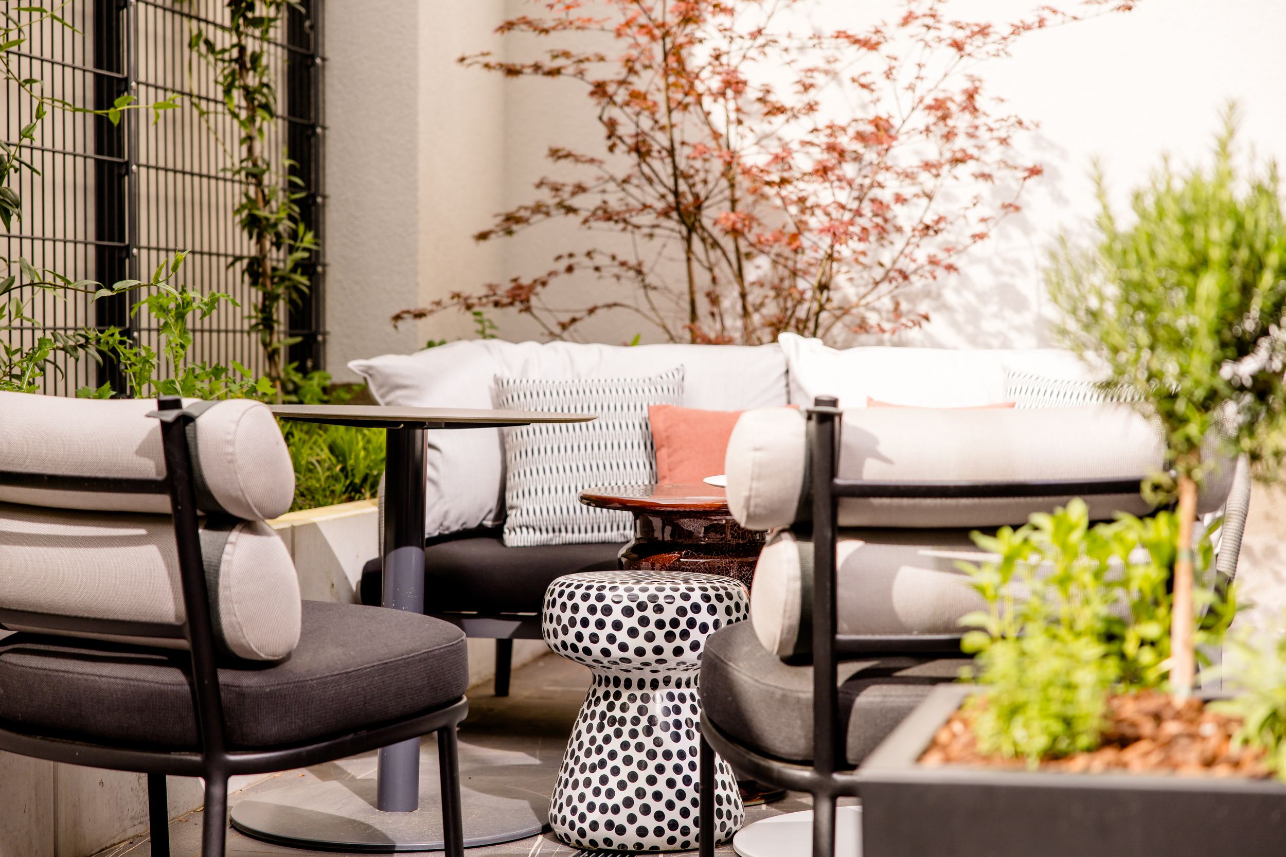 Hotel Karlsruhe Motel One Terrasse mit Loungemöbeln