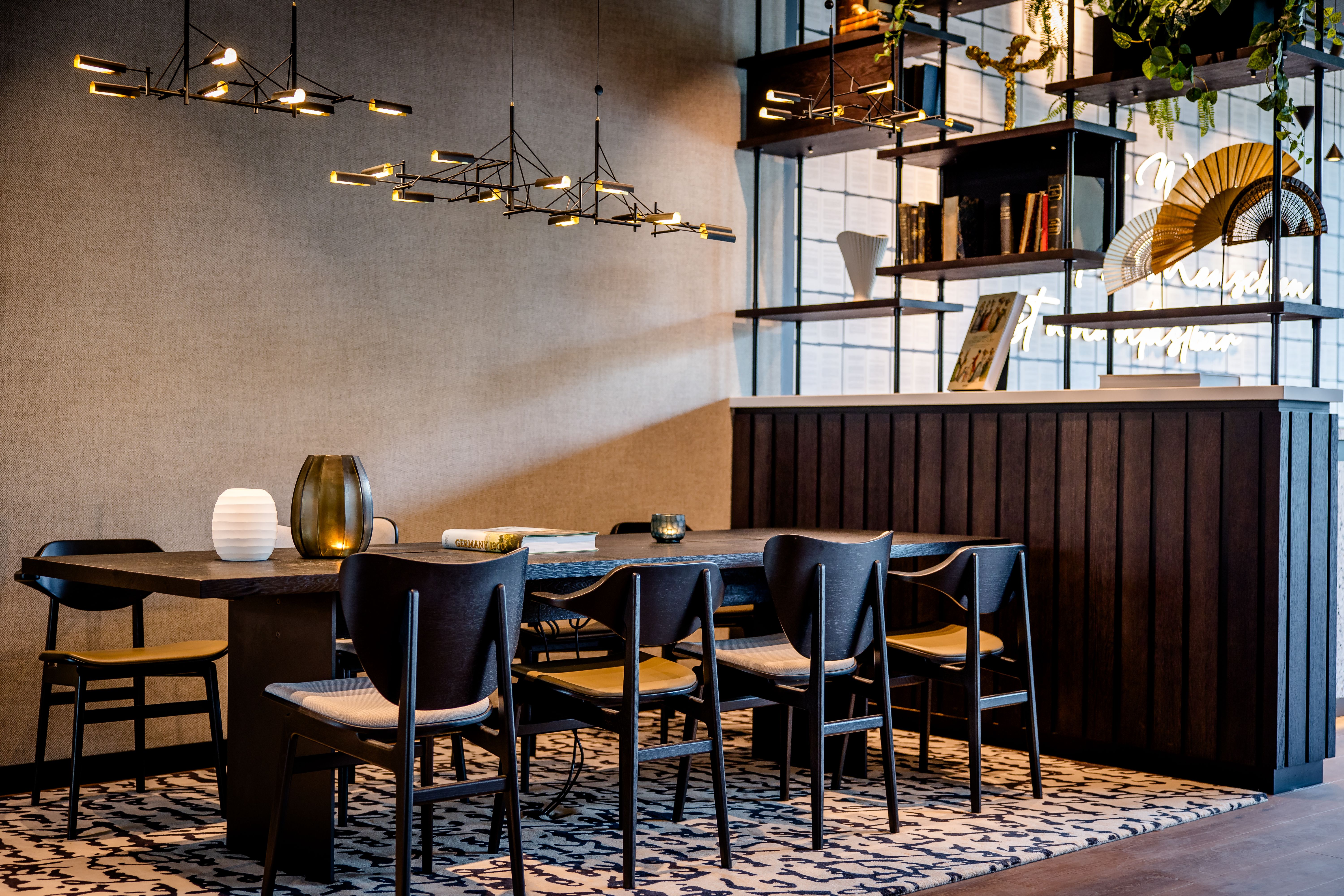 Hotel Karlsruhe Motel One Meetingraum mit Tisch und acht Stühlen