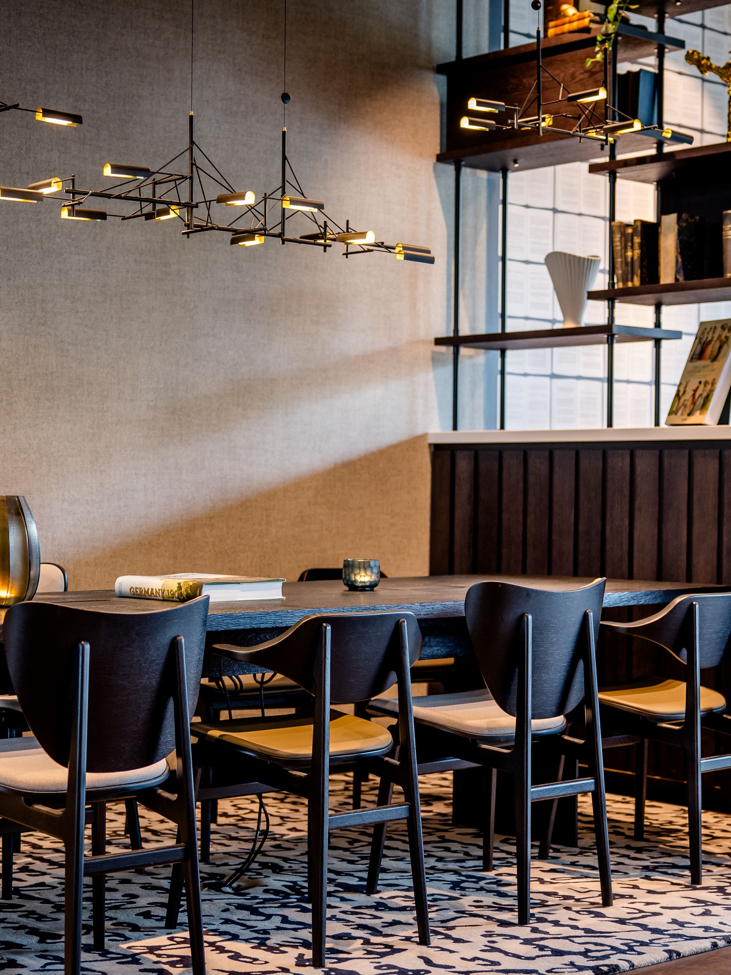 Hotel Karlsruhe Motel One Meetingraum mit Tisch und acht Stühlen