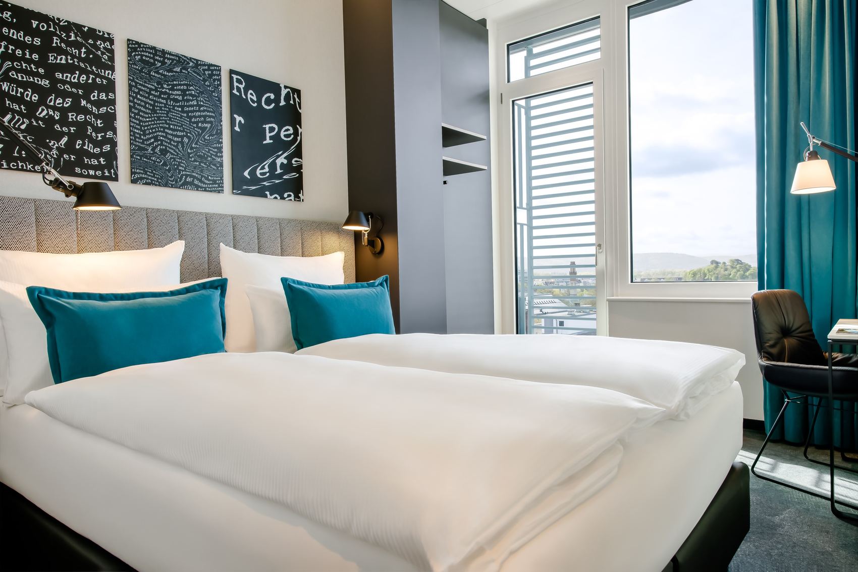 Hotel Karlsruhe Motel One Blick auf geräumiges Doppelbett