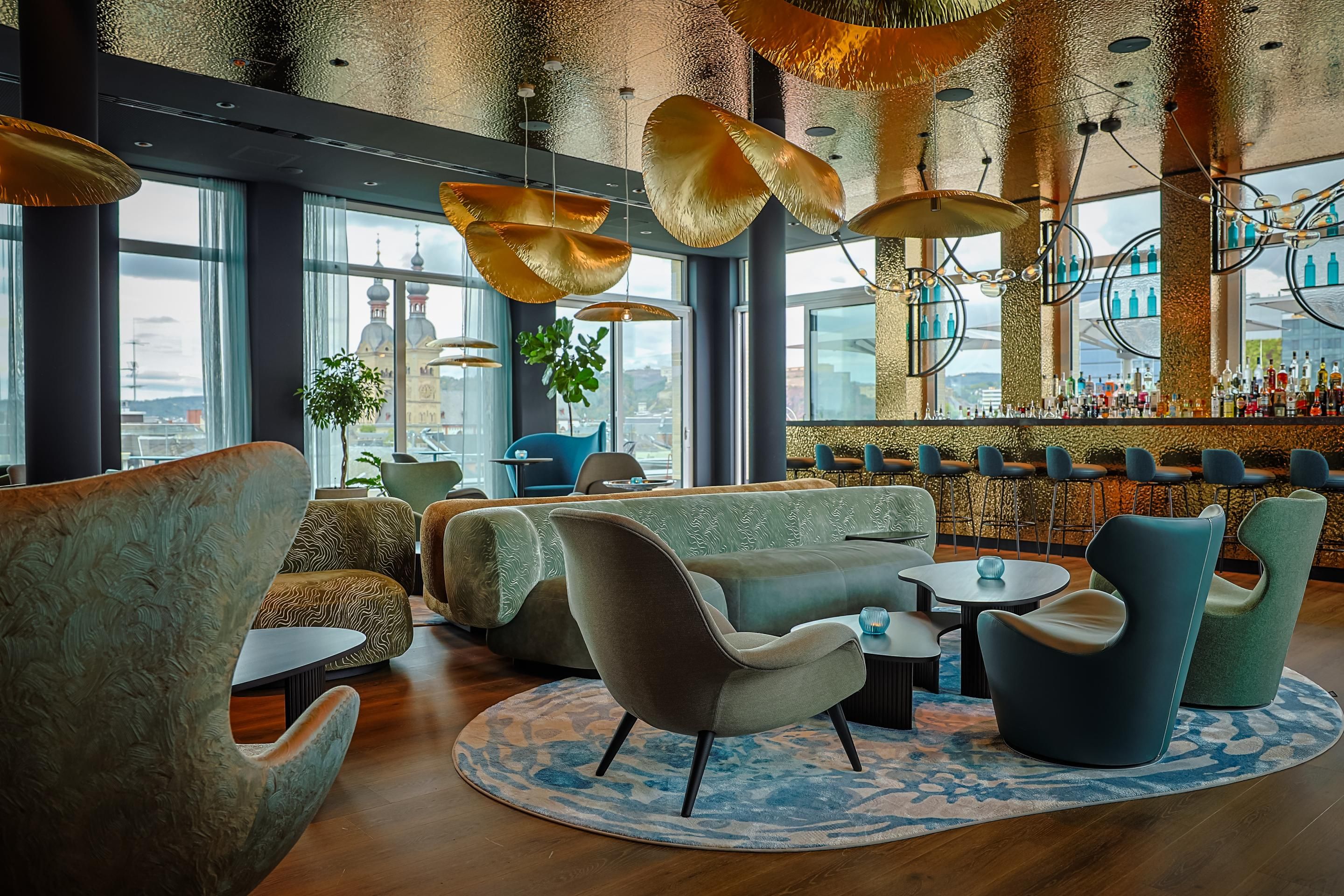 Gemütliche Hotelbar mit modernem, elegantem Design, großen Fenstern mit Stadtblick, stilvollen Sitzgruppen, samtigen Sesseln und gedeckten Farbtönen für entspannte Stunden.