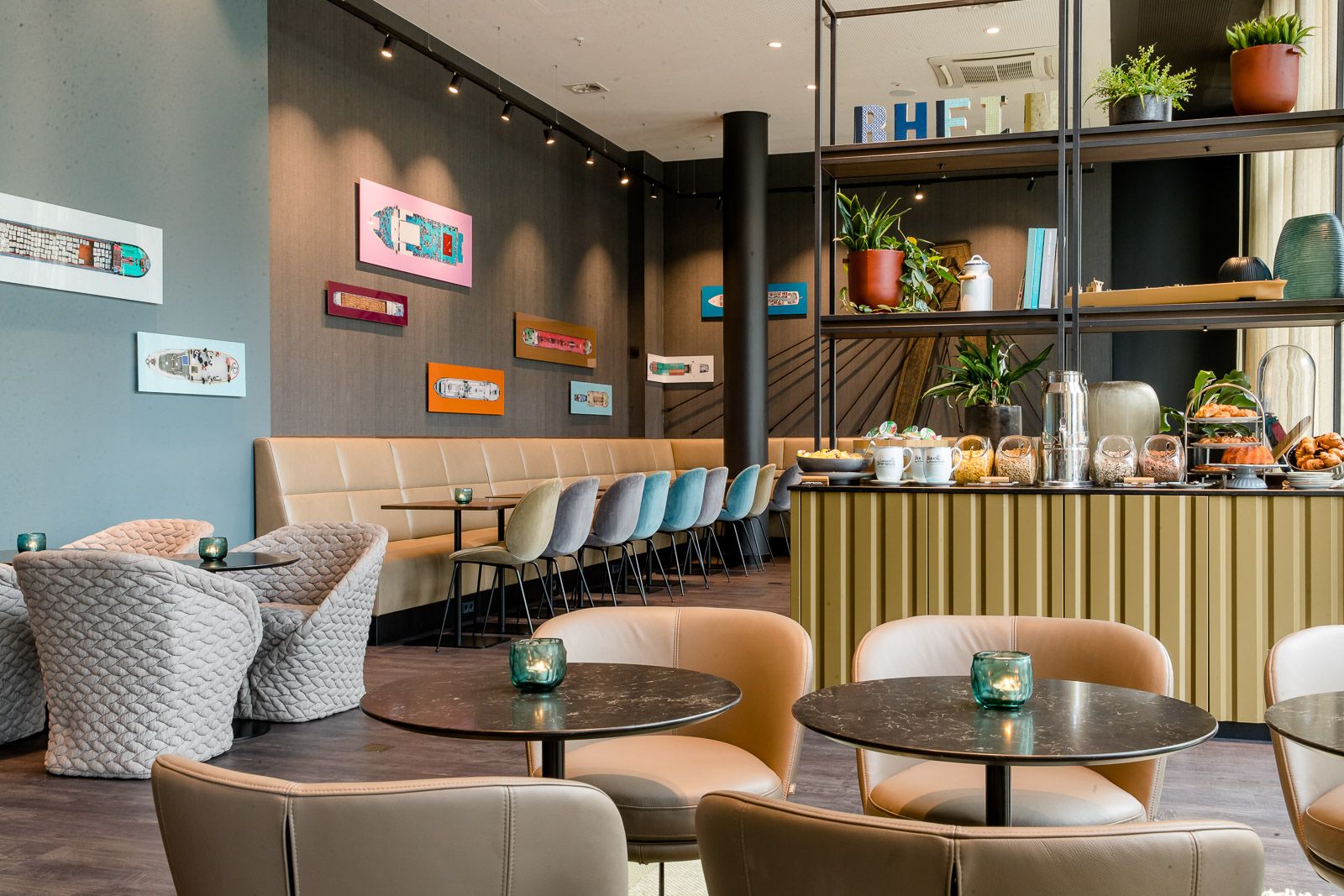 designhotel Cologne Altstadt Motel One breakfast area with tables and chairs
