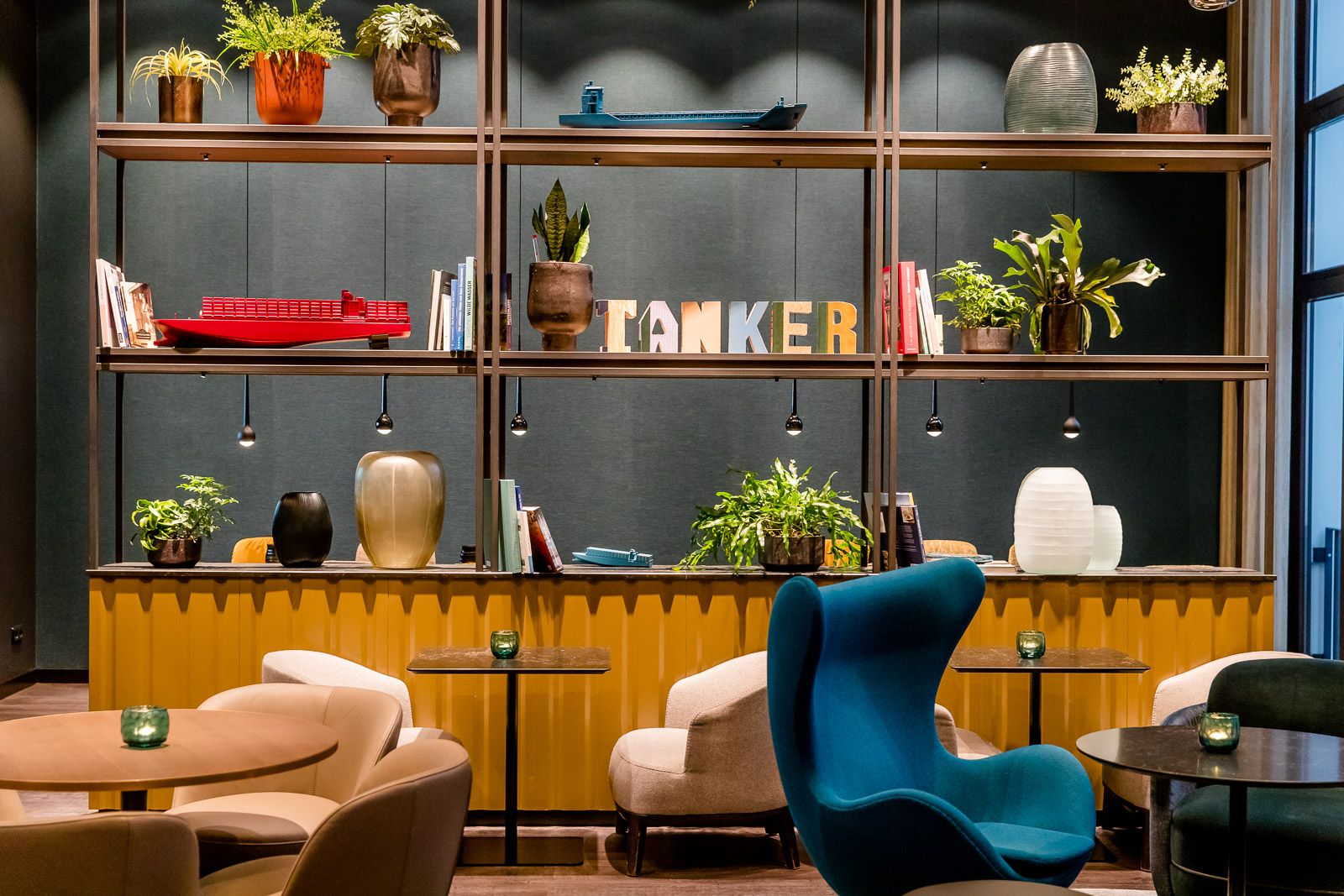 designhotel Cologne Altstadt Motel One eggchair in front of shelf