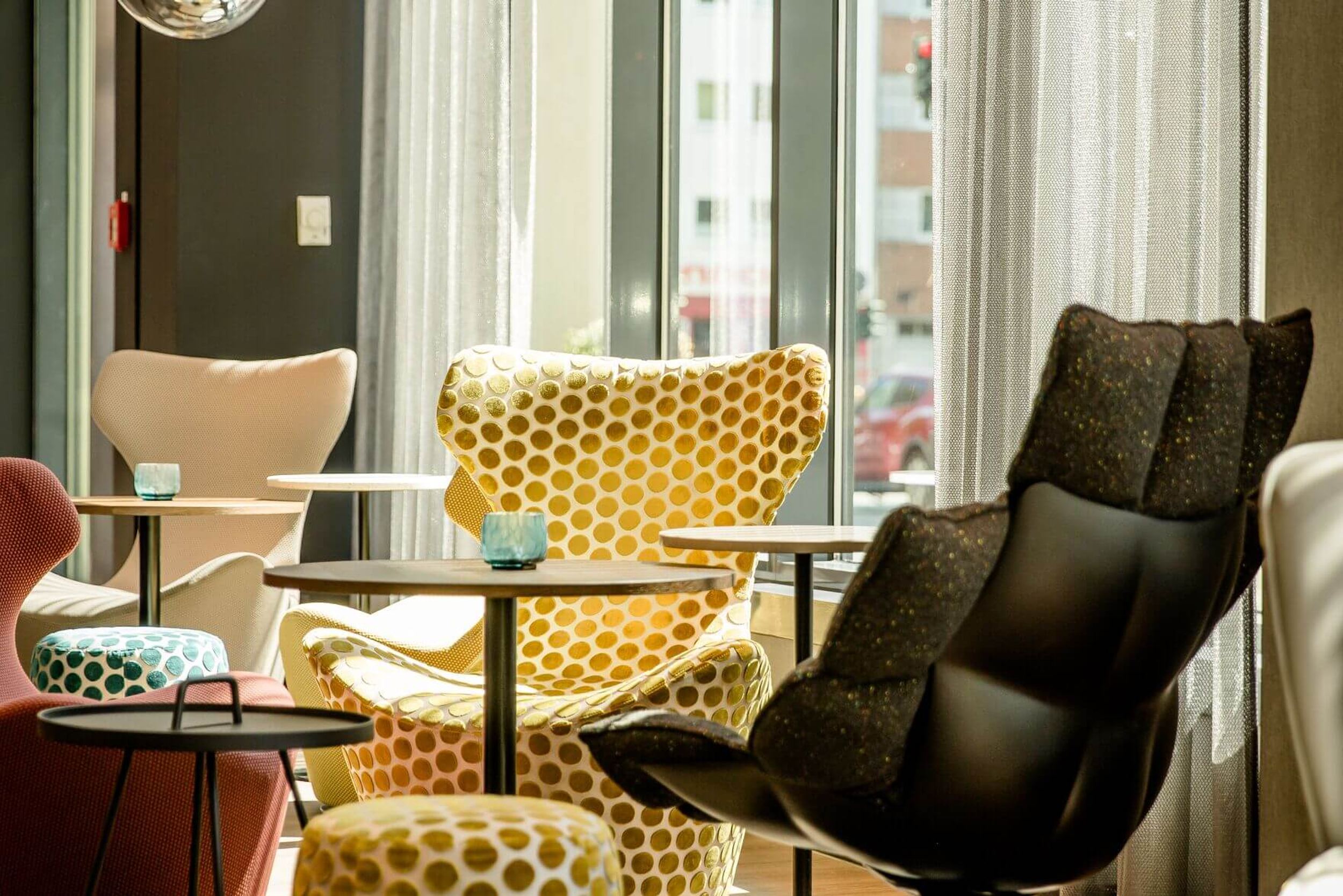 Designhotel Köln Mediapark Motel One lichtdurchflutete Lounge mit Sesseln