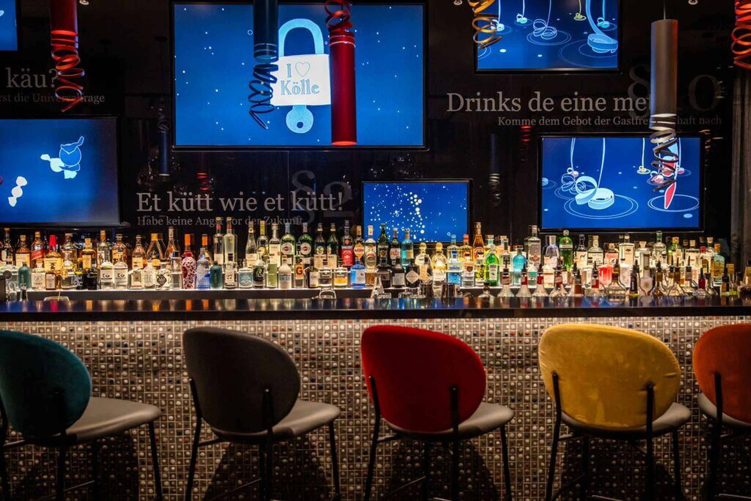Designhotel Köln Mediapark Motel One Bar mit mehreren Barhockern