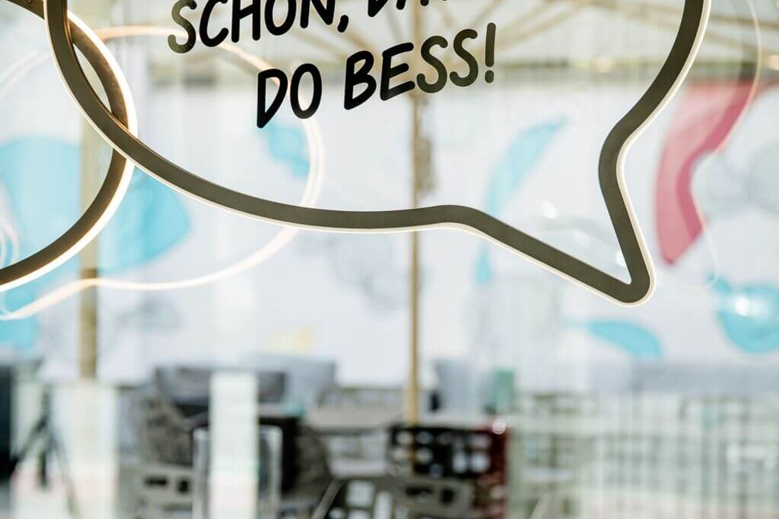 Designhotel Köln Mediapark Motel One Spruch auf Glasscheibe mit "Liebelein, schön, dat de do bess!"