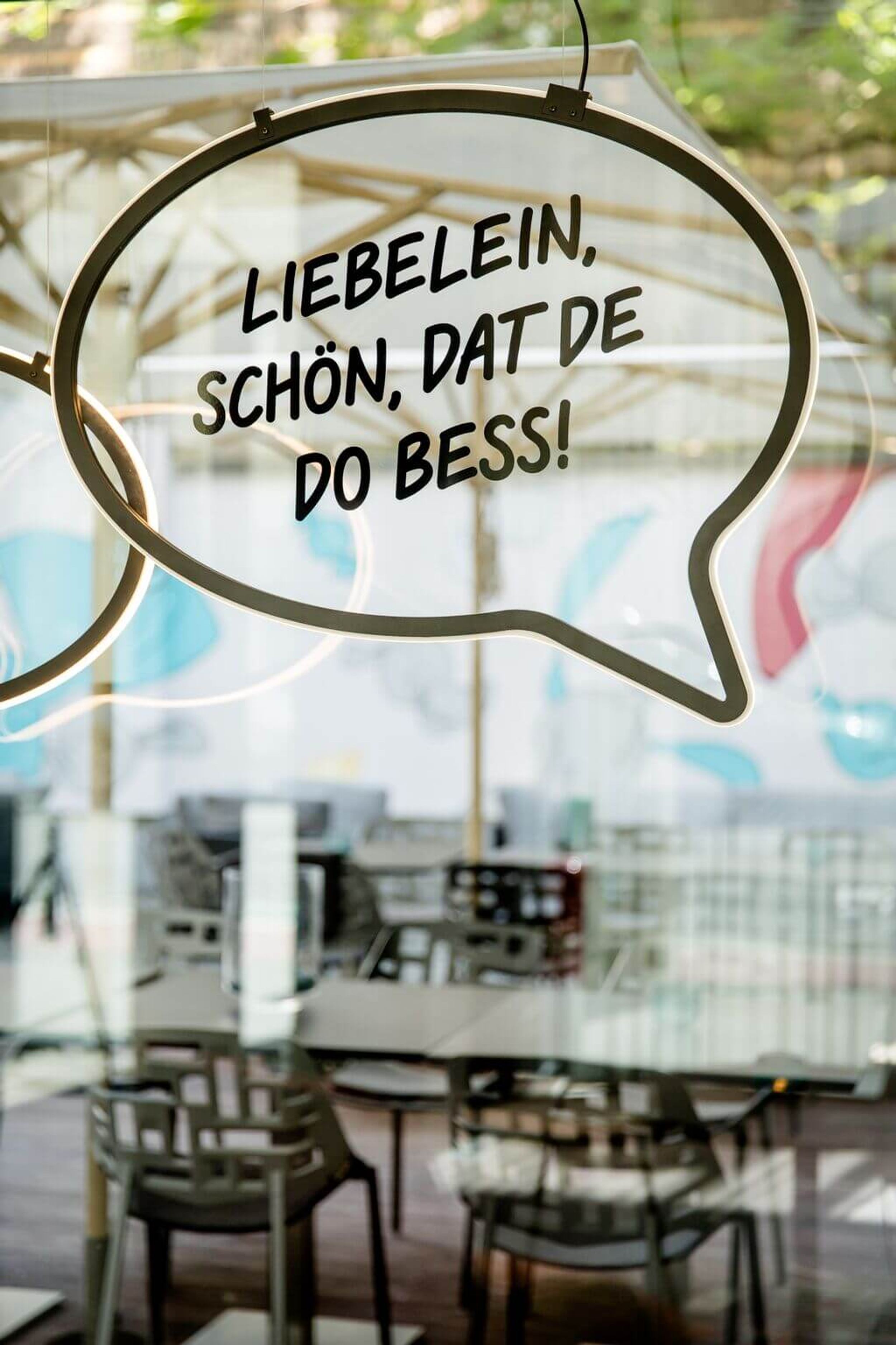 Designhotel Köln Mediapark Motel One Spruch auf Glasscheibe mit "Liebelein, schön, dat de do bess!"
