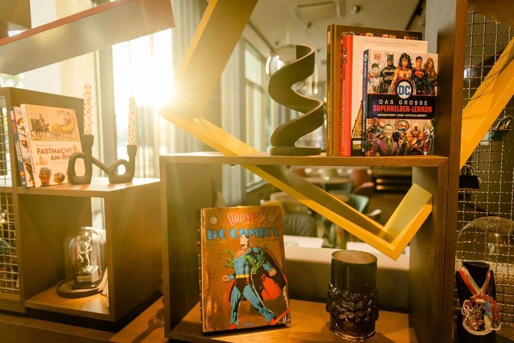 Hotel Köln Mediapark Motel One Comics im Regal und Sonneneinstrahlung