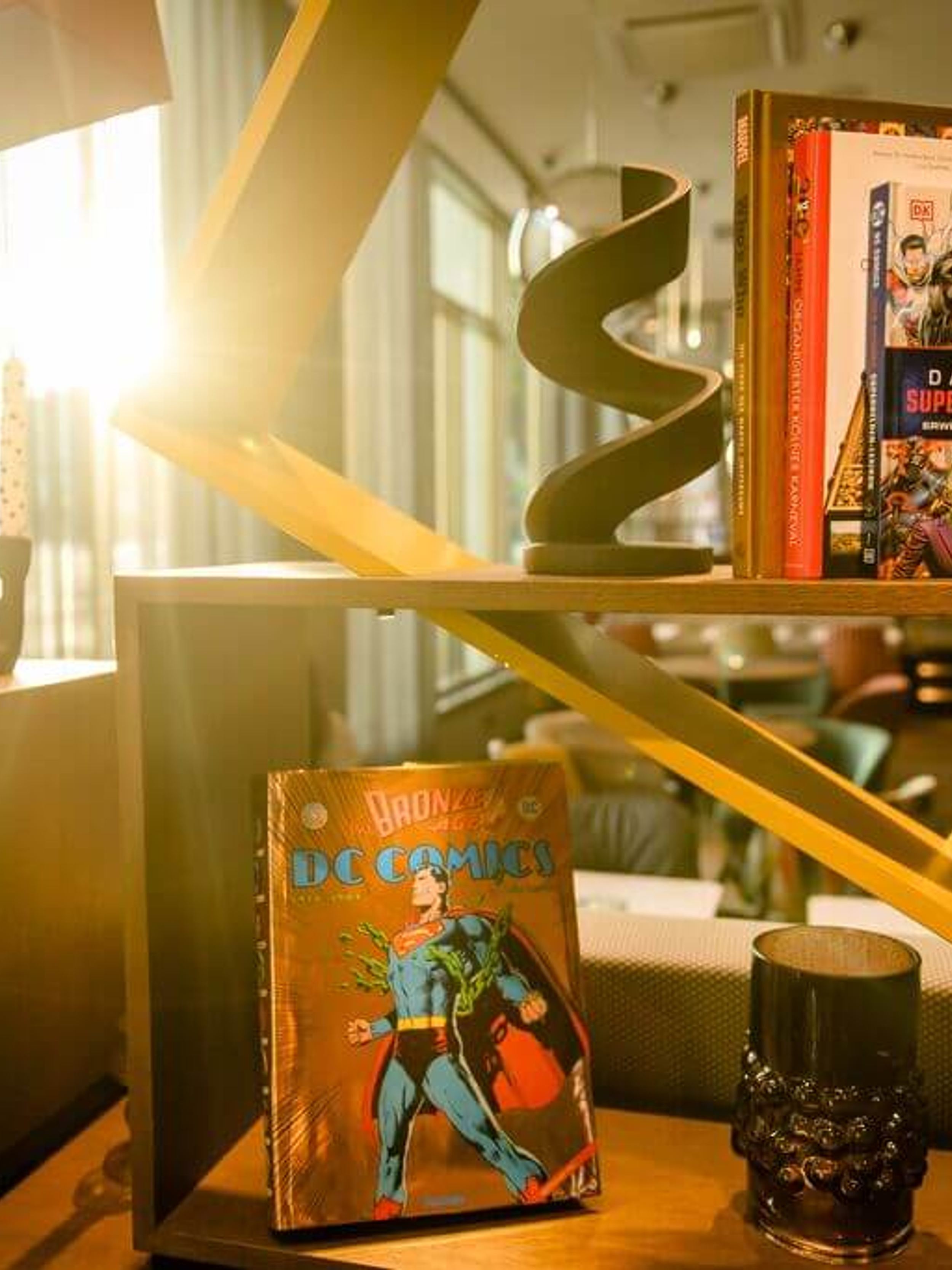Hotel Köln Mediapark Motel One Comics im Regal und Sonneneinstrahlung