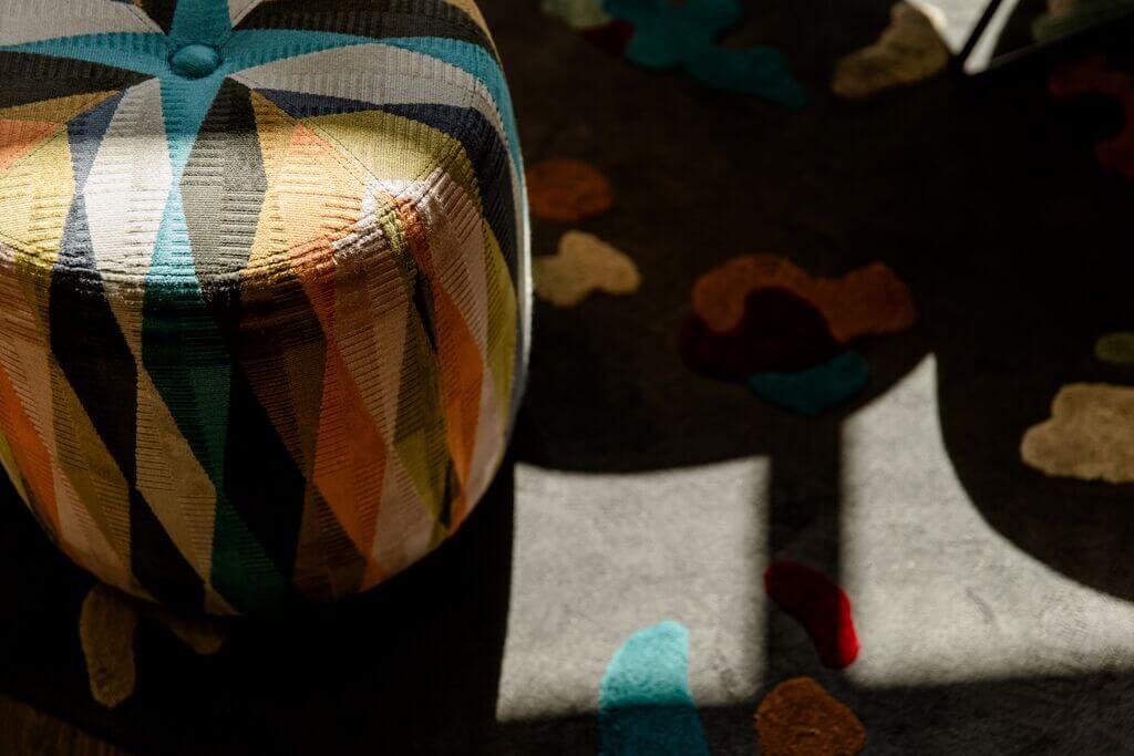 Hotel Köln Mediapark Motel One Nahaufnahme bunt gemusterter Sessel