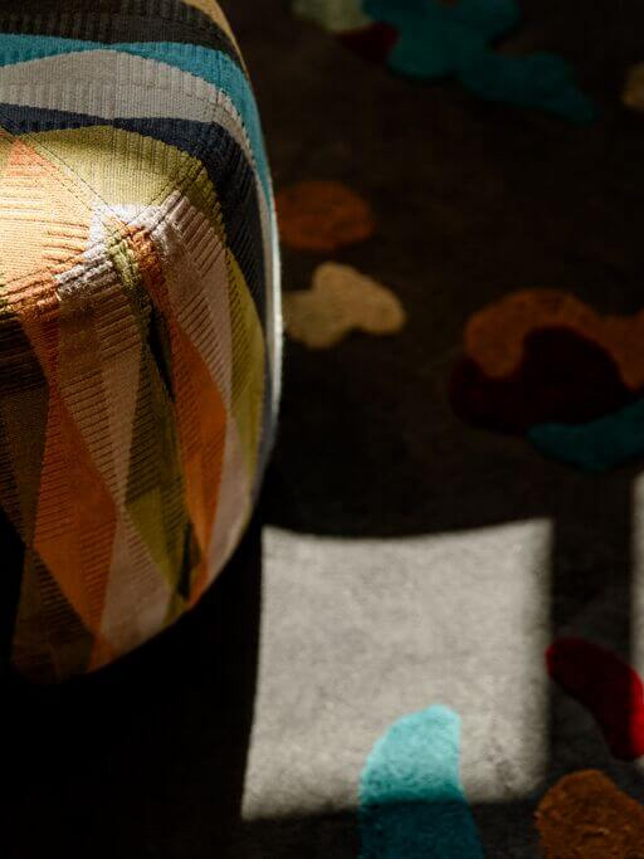 Hotel Köln Mediapark Motel One Nahaufnahme bunt gemusterter Sessel