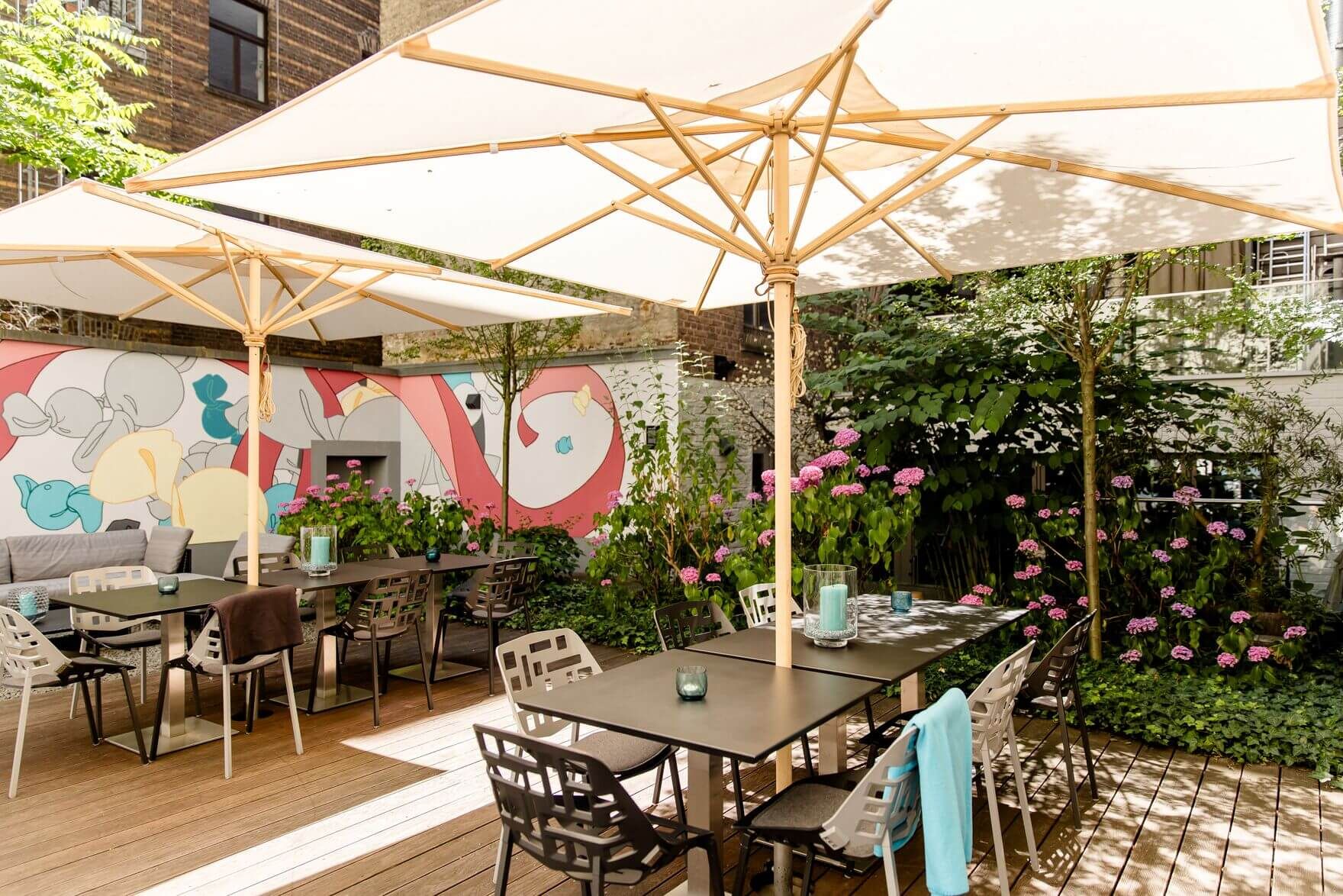 Hotel Köln Mediapark Motel One Terrasse mit Sitzgelegenheiten und Sonnenschirmen