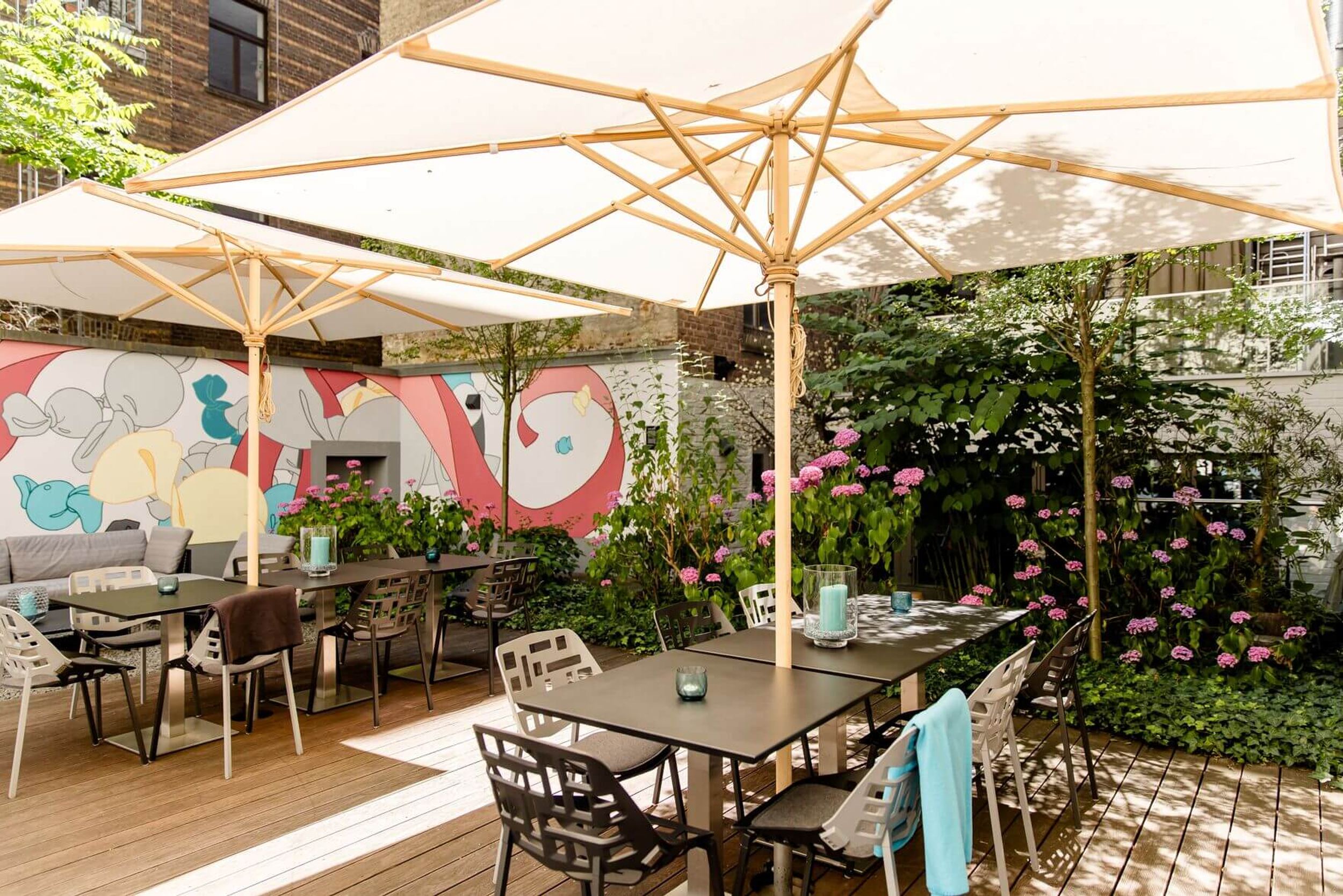 Hotel Köln Mediapark Motel One Terrasse mit Sitzgelegenheiten und Sonnenschirmen