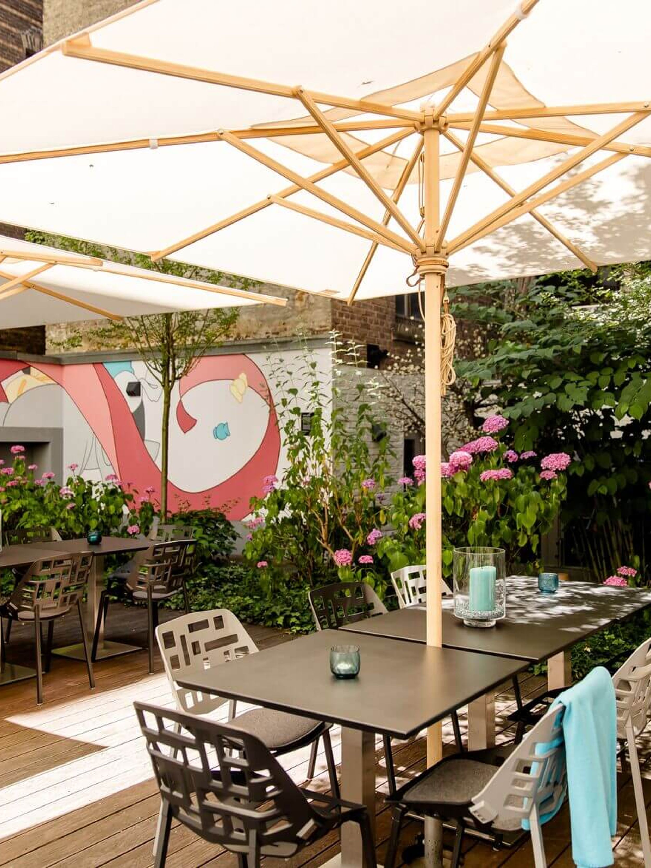Hotel Köln Mediapark Motel One Terrasse mit Sitzgelegenheiten und Sonnenschirmen