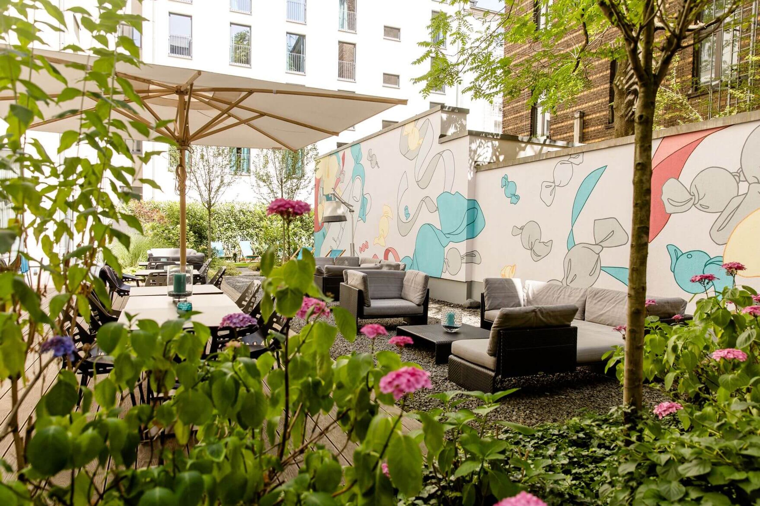 Designhotel Köln Mediapark Motel One große Terrasse mit mehreren Sitzgelegenheiten